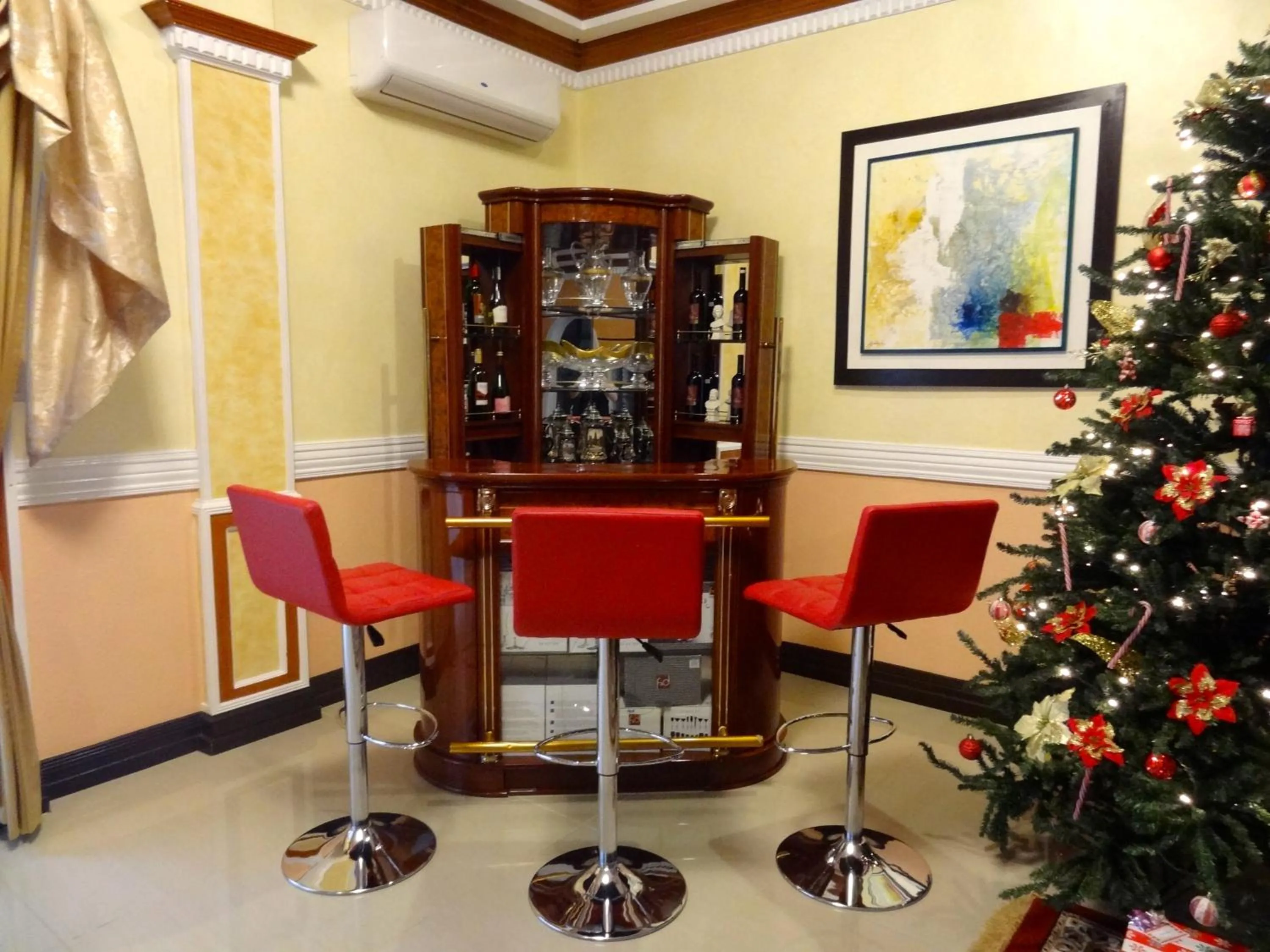 Lounge or bar in The Executive Villa Inn & Suites