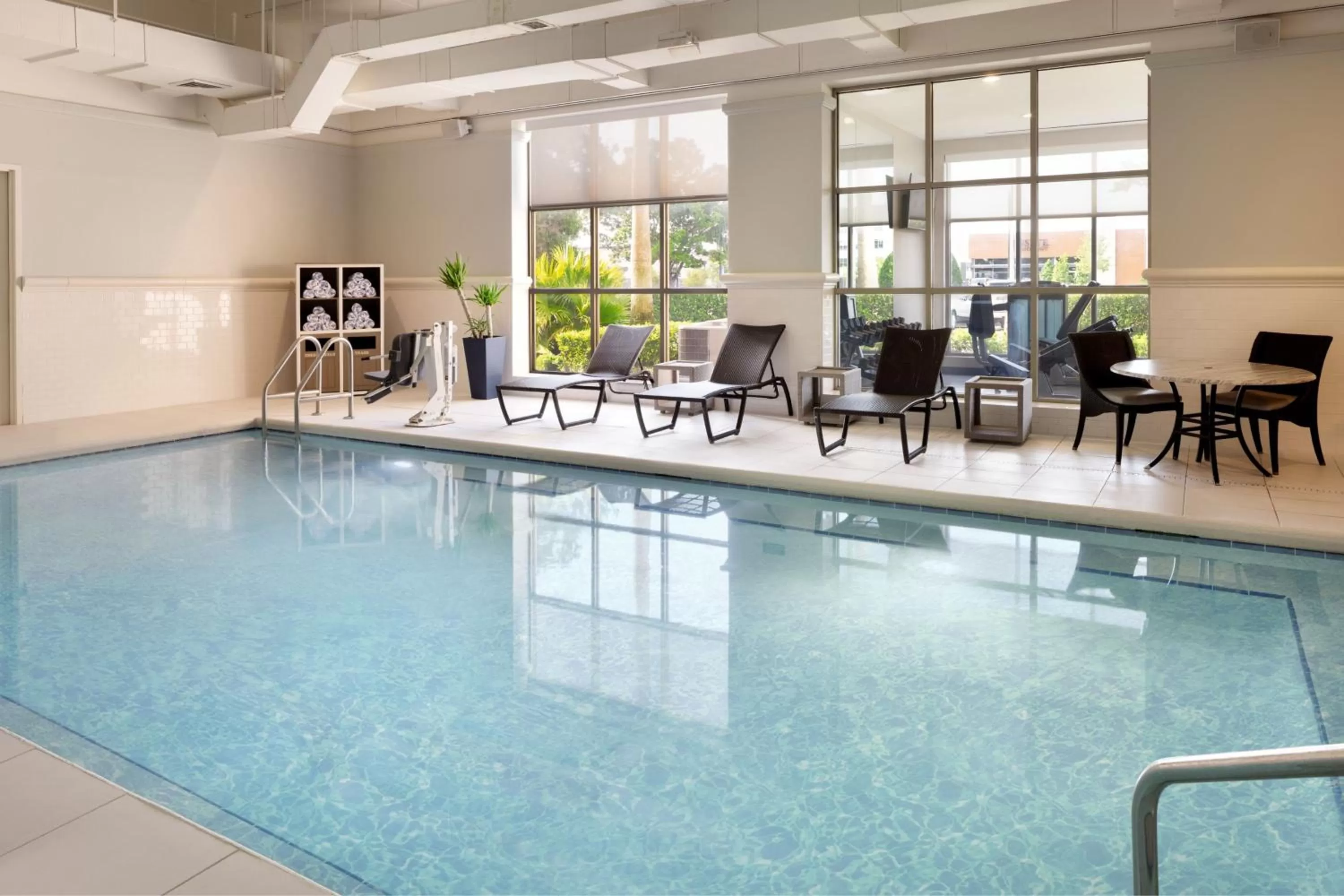 Swimming pool in Sheraton Jacksonville Hotel