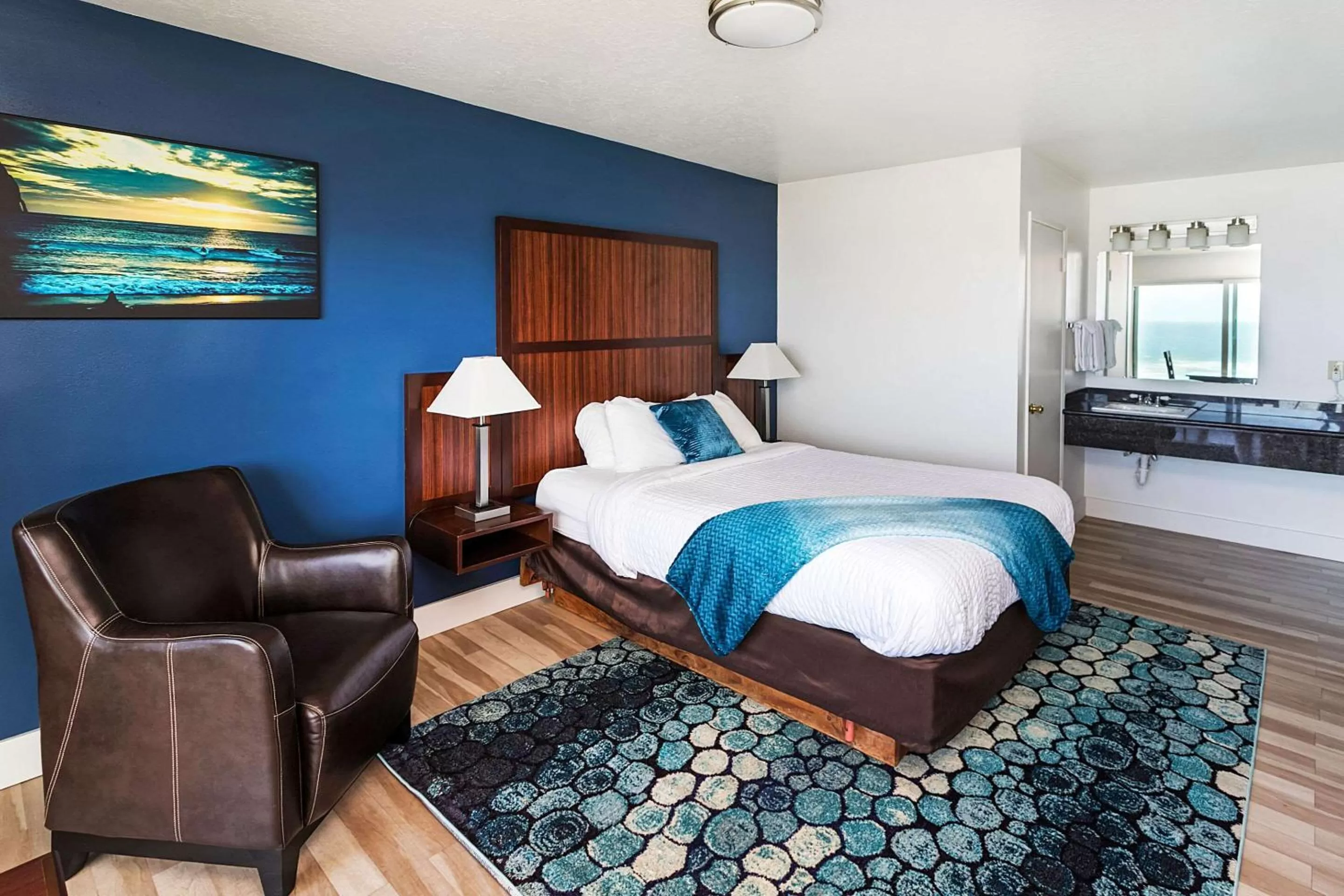 Photo of the whole room, Bed in Clarion Inn Surfrider Resort