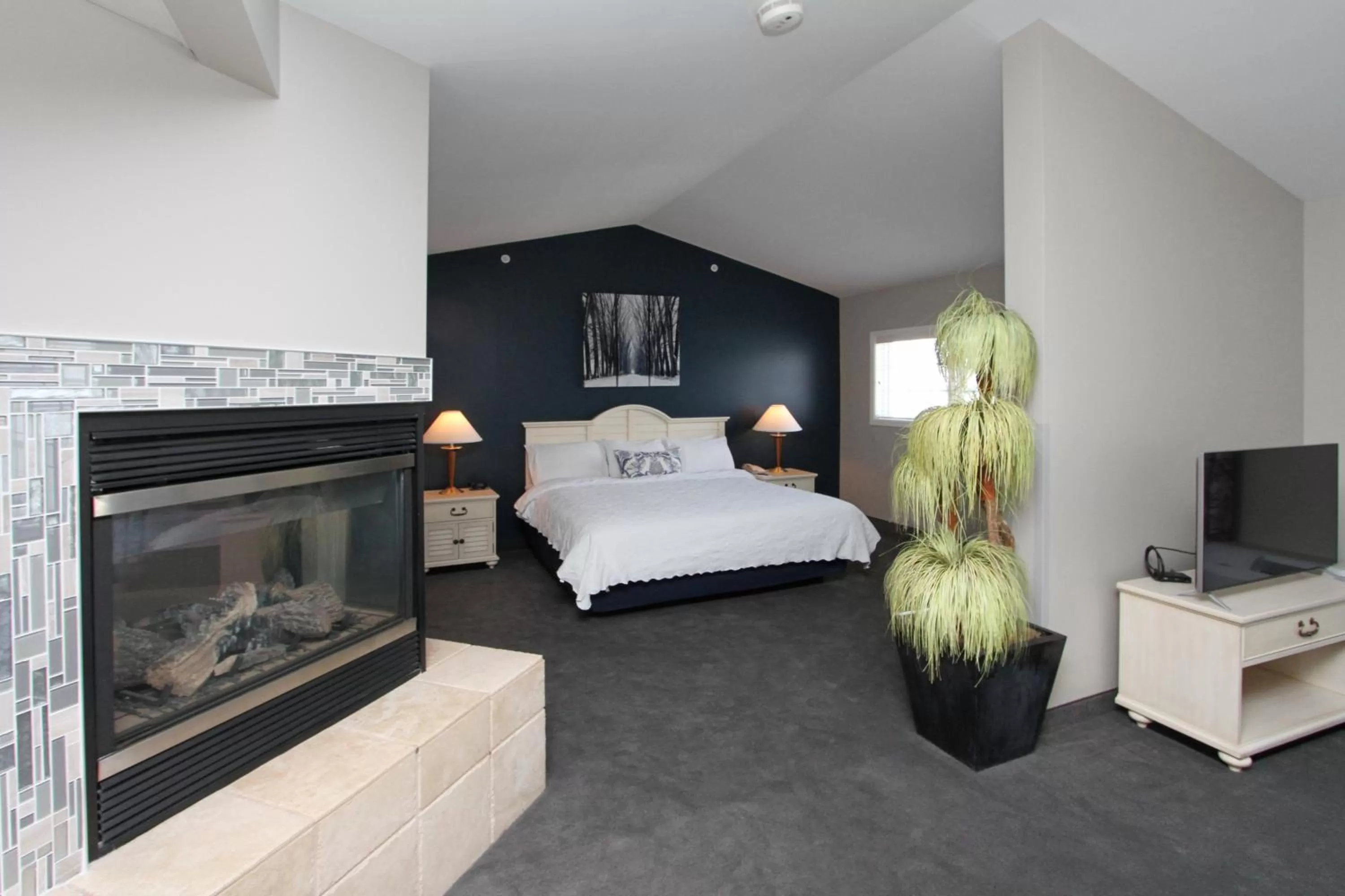 Photo of the whole room, Bed in Bay Pointe Inn