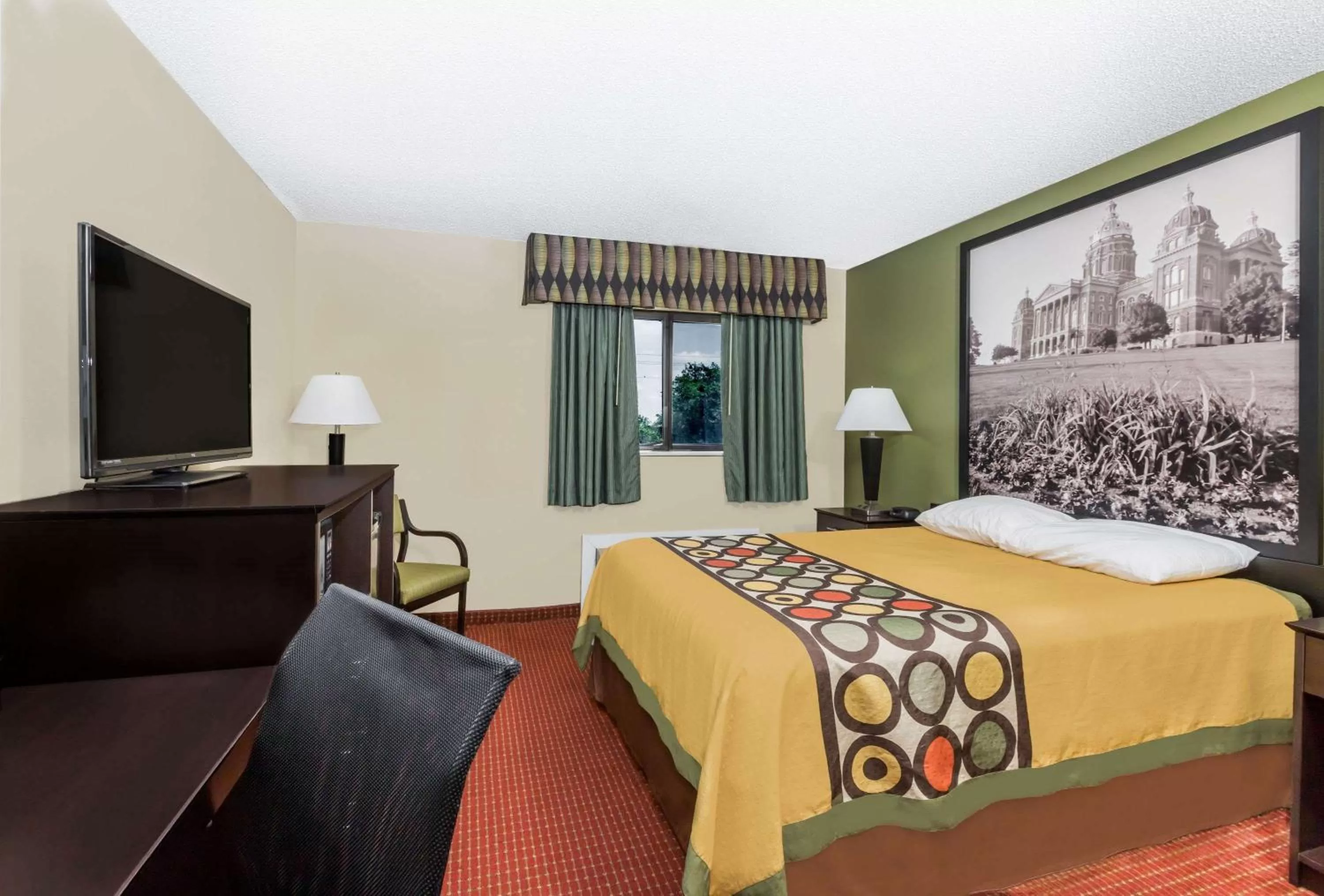 Photo of the whole room, Bed in Super 8 by Wyndham Grinnell IA