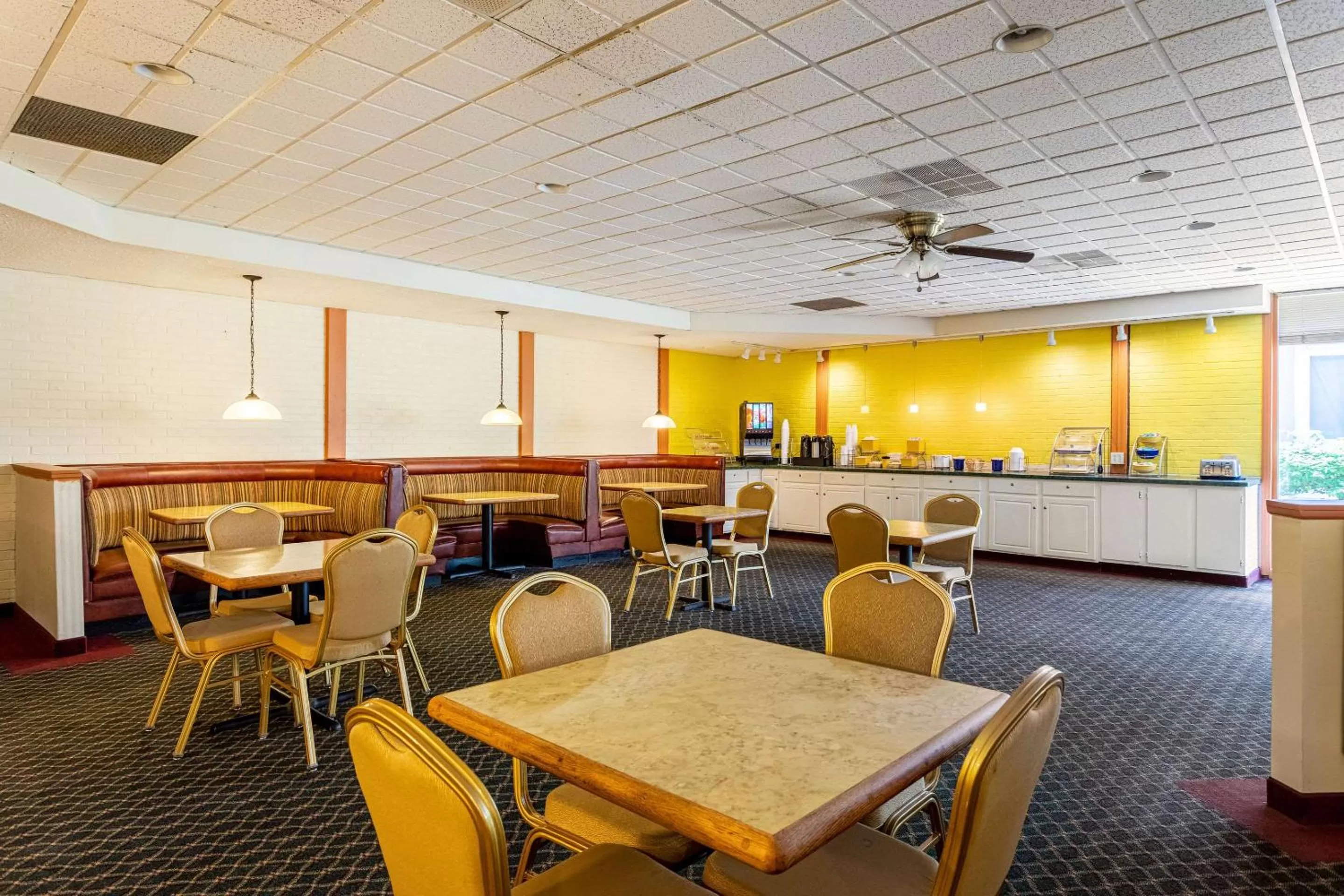 Restaurant/places to eat in Econo Lodge