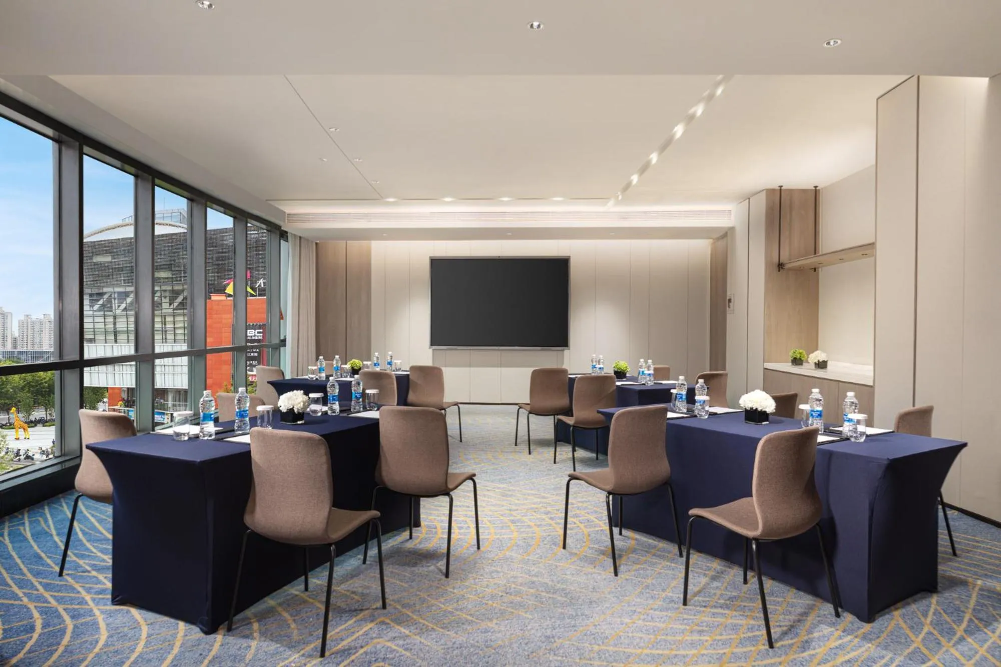 Meeting/conference room in HUALUXE Shanghai Changfeng Park by IHG