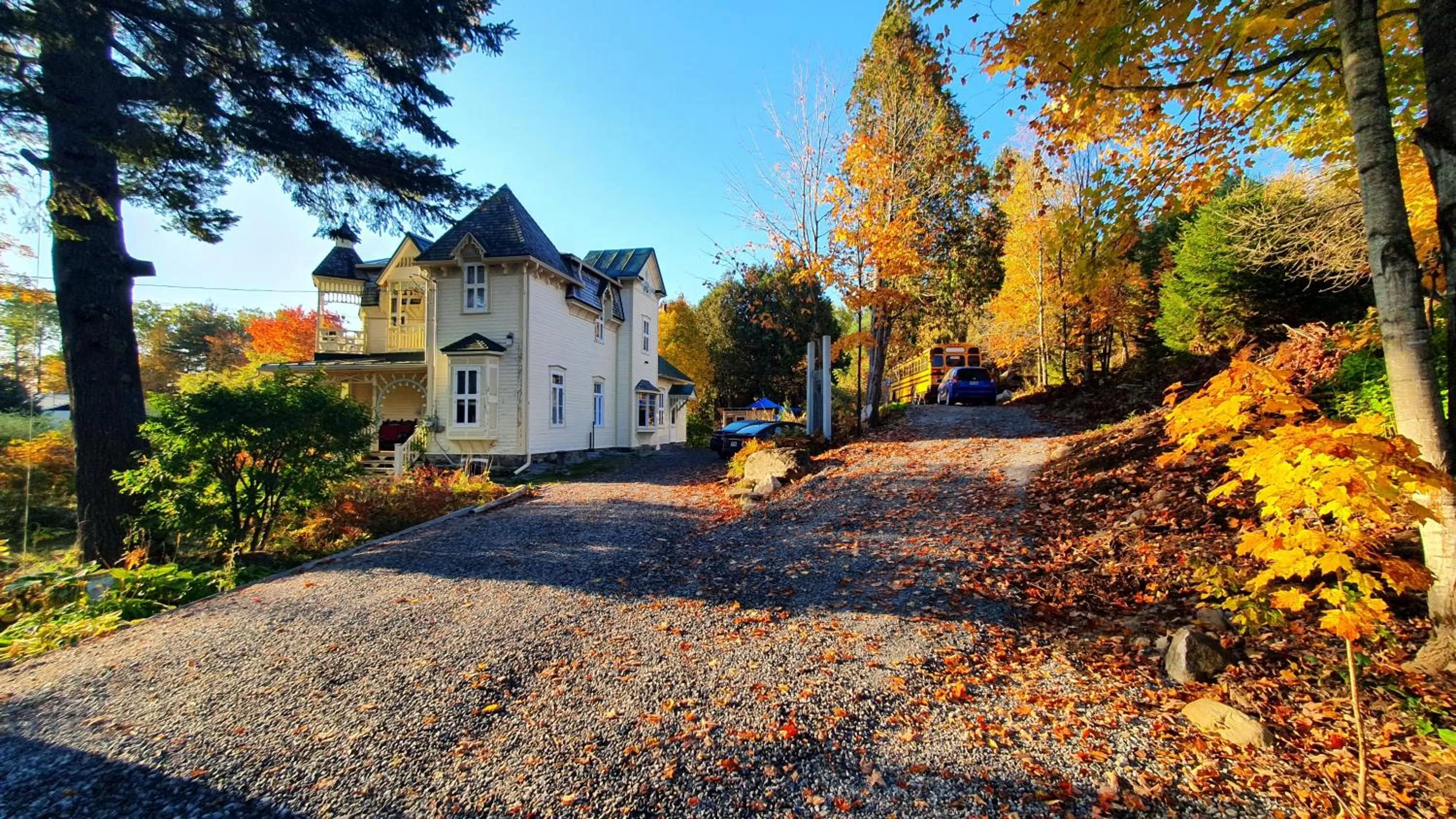 Property building in Le Salon des Inconnus