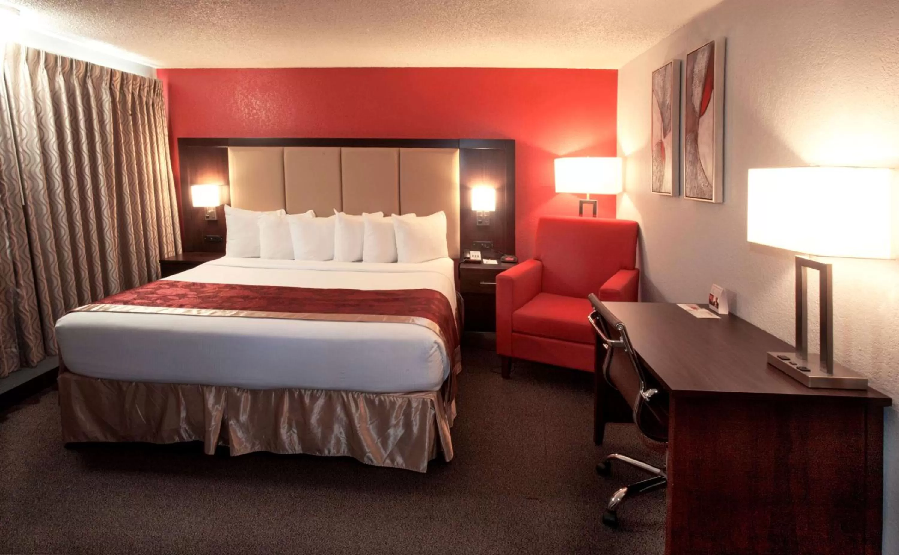 Photo of the whole room, Bed in Ramada by Wyndham Keystone Near Mt Rushmore