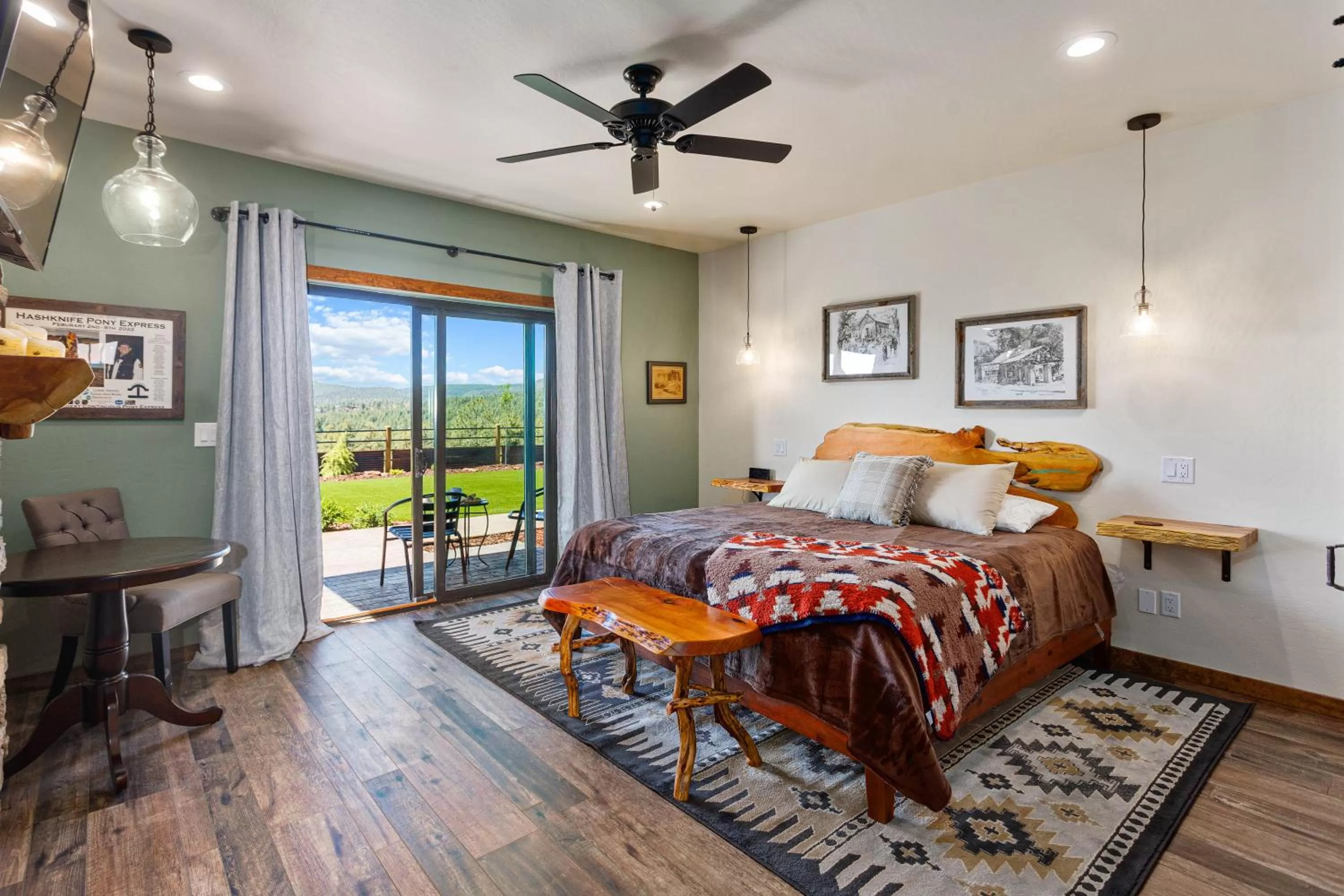 Photo of the whole room in Lodge at 5600