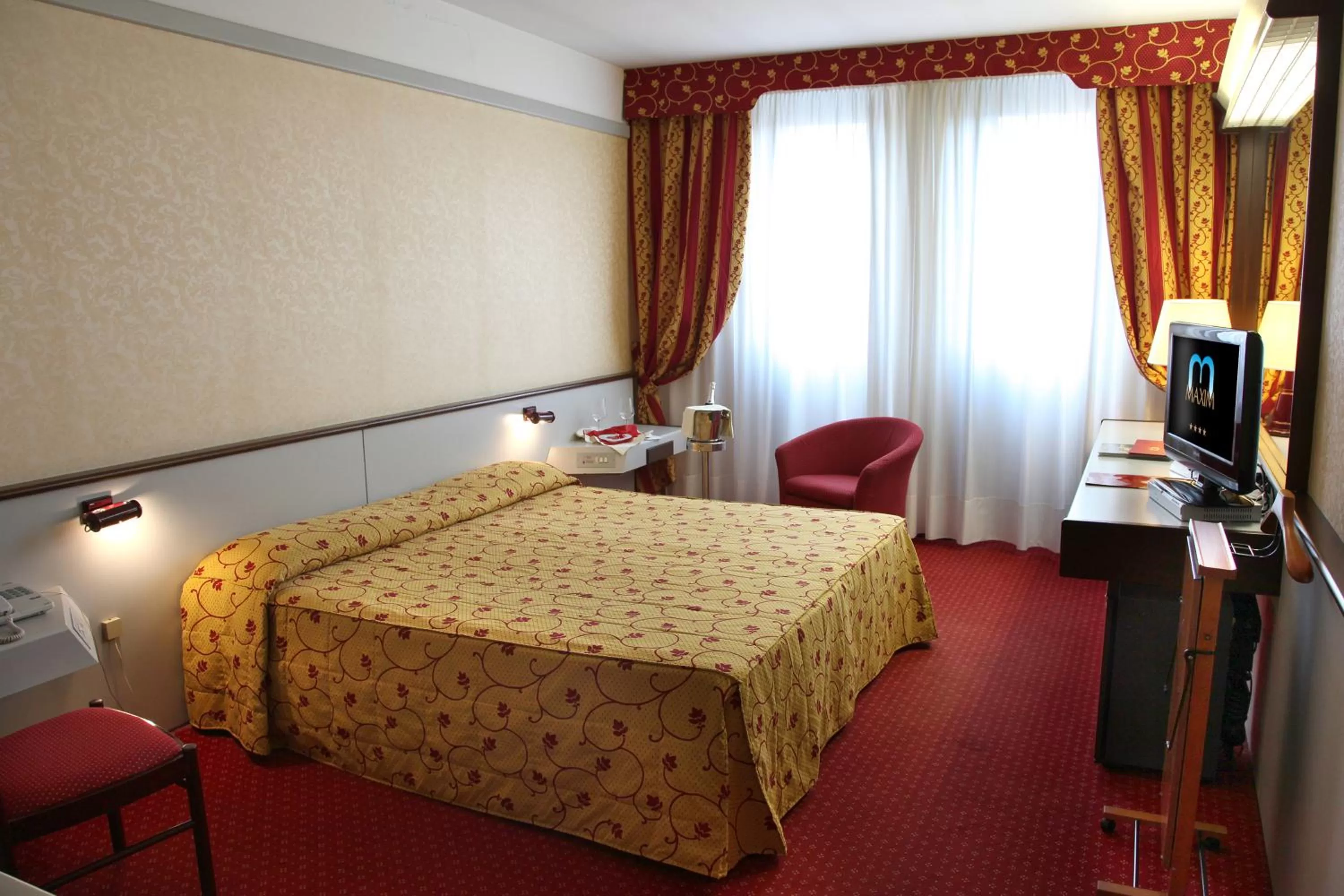 Photo of the whole room, Bed in Hotel Maxim