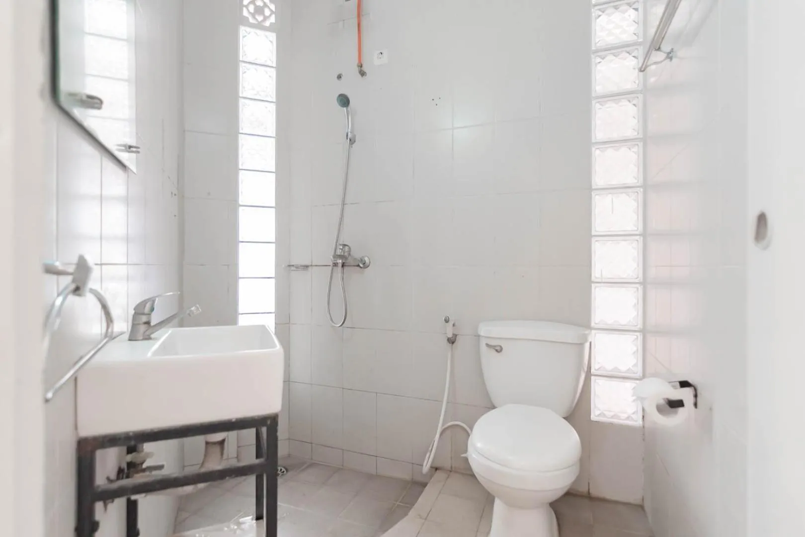 Bathroom in RedDoorz Plus near Dago Pakar