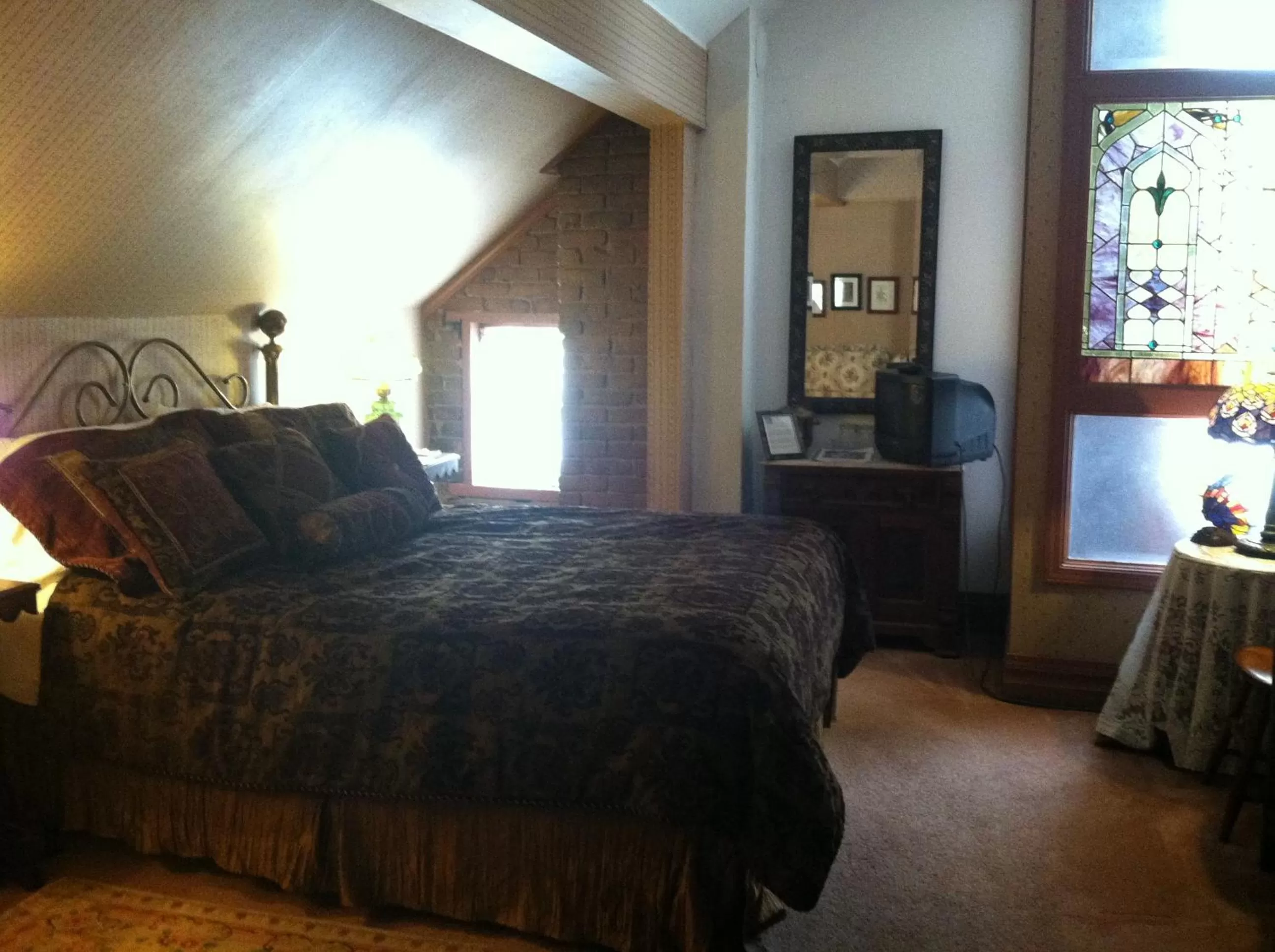 Day, Bed in Corners Mansion Inn - A Bed and Breakfast