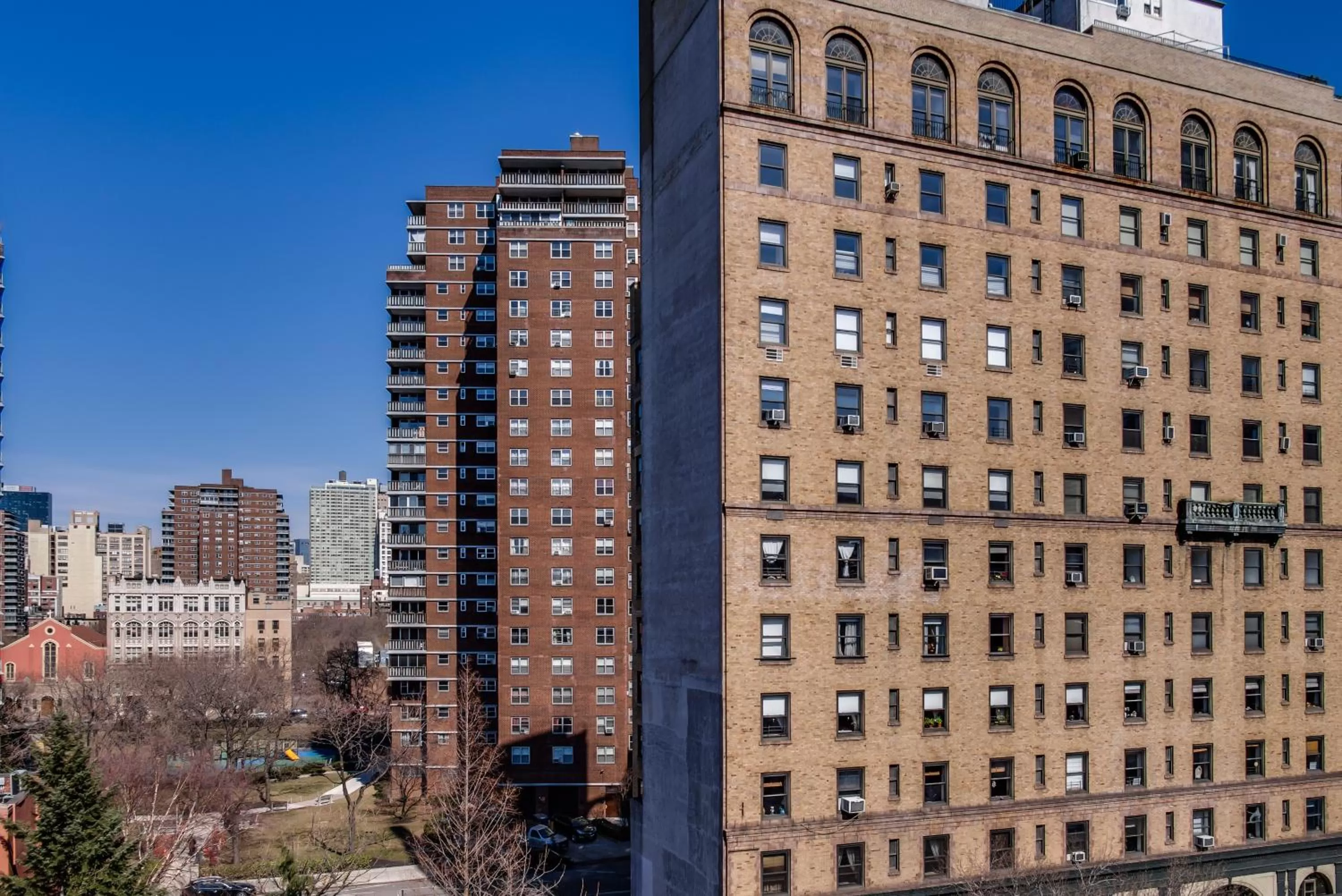 Facade/entrance in Leo House