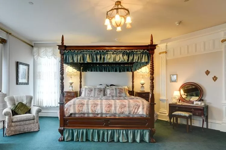 Bed in Amethyst Inn