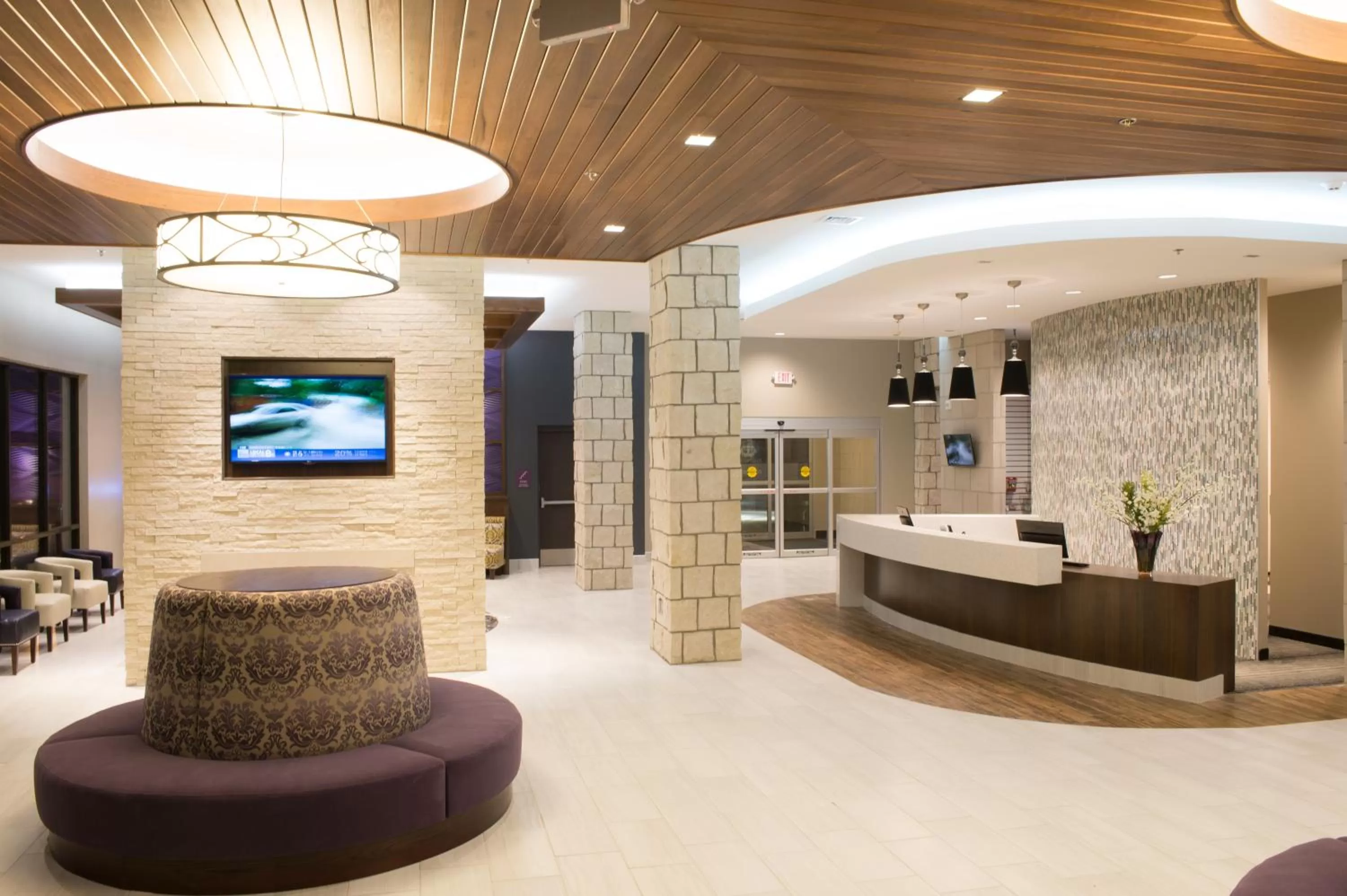 Lobby or reception in Bluemont Hotel