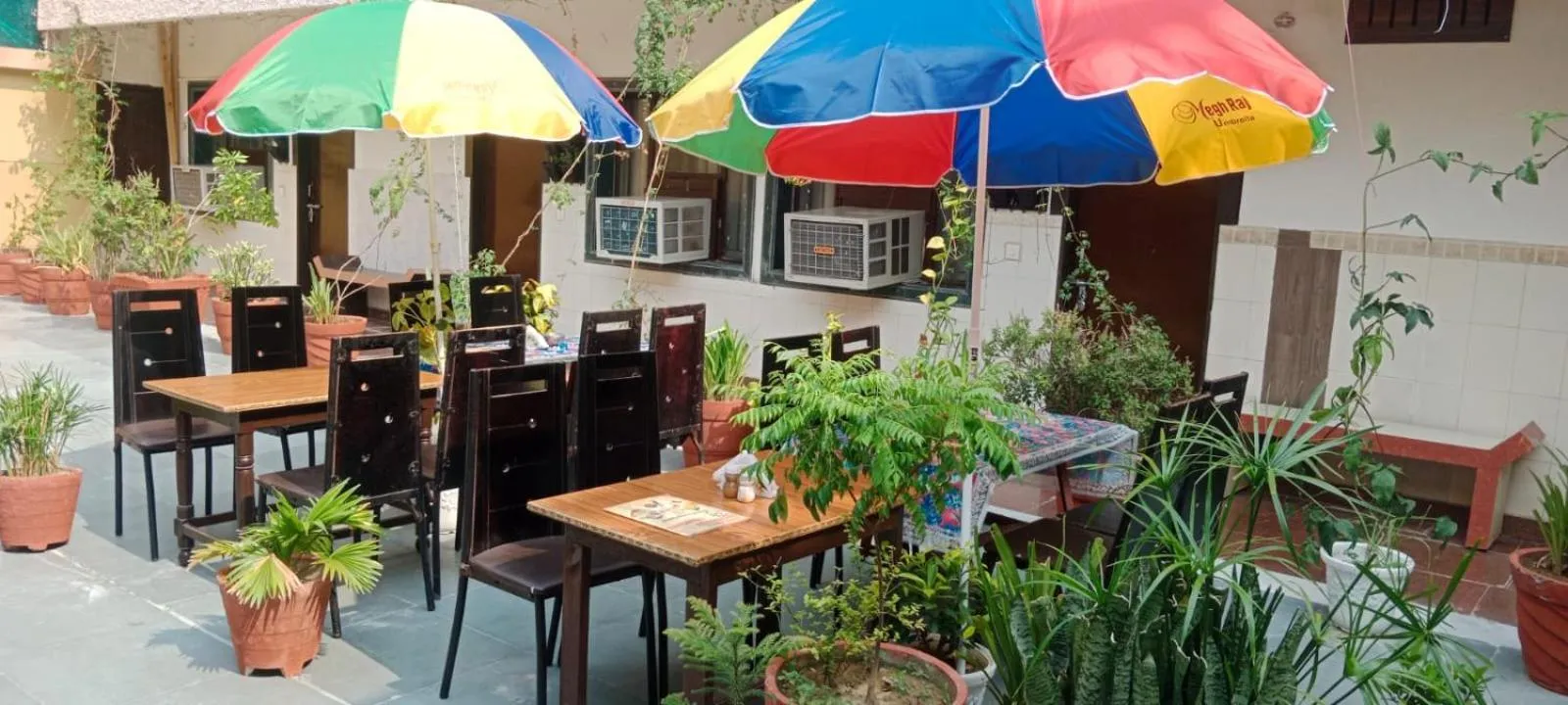 Restaurant/places to eat in Hotel Sidhartha Walking Distance From TajMahal