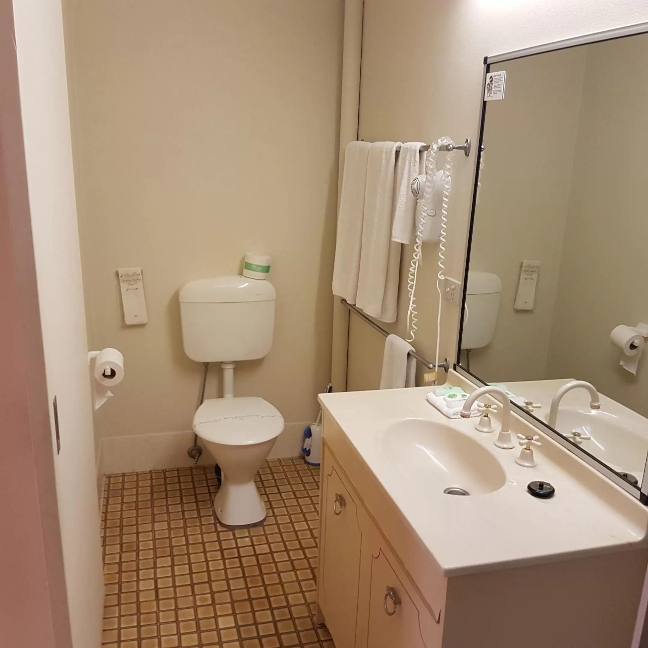 Queen Room - Upstairs in Chelsea Motor Inn