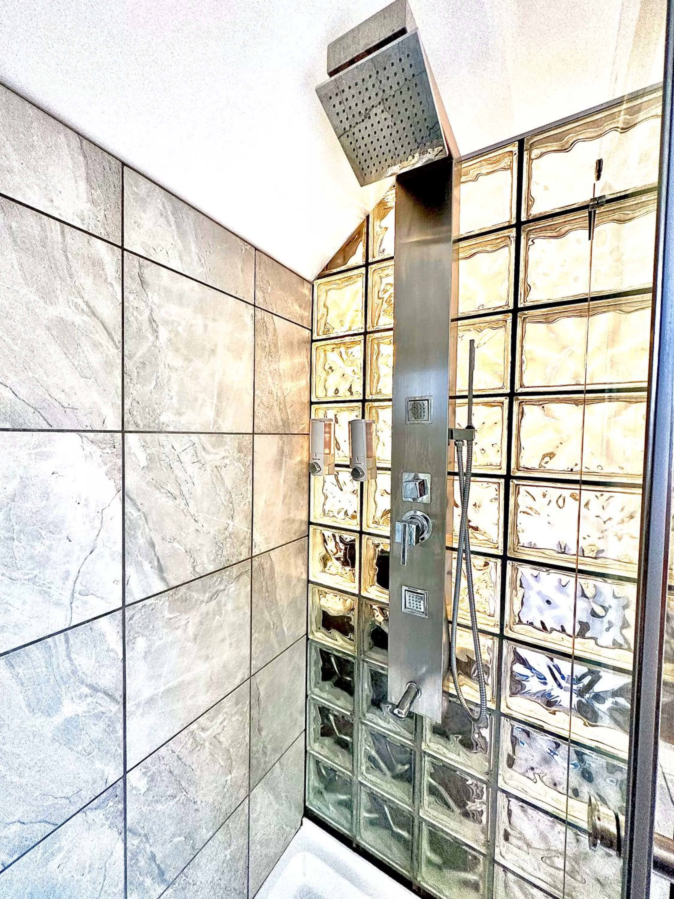 Shower, Bathroom in Settlers Suites