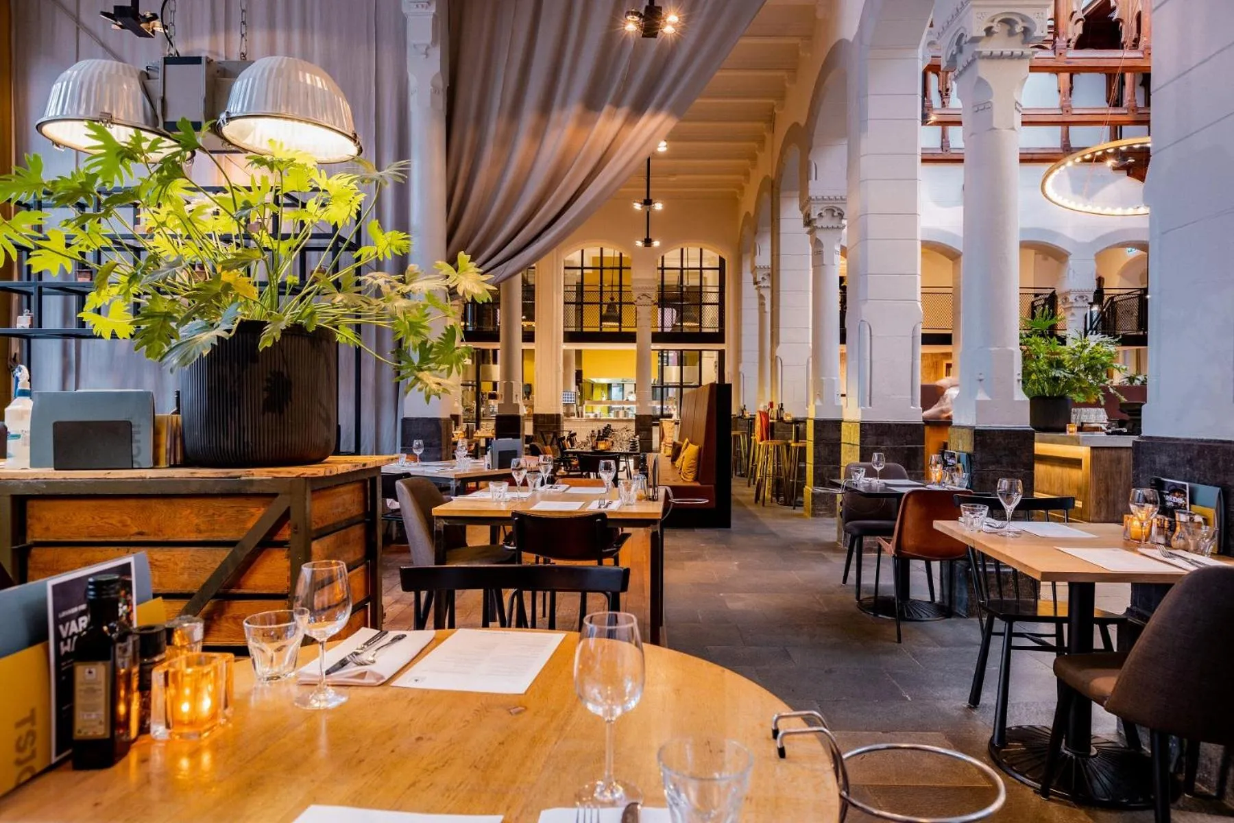 Restaurant/places to eat in Post-Plaza Hotel & Grand Café