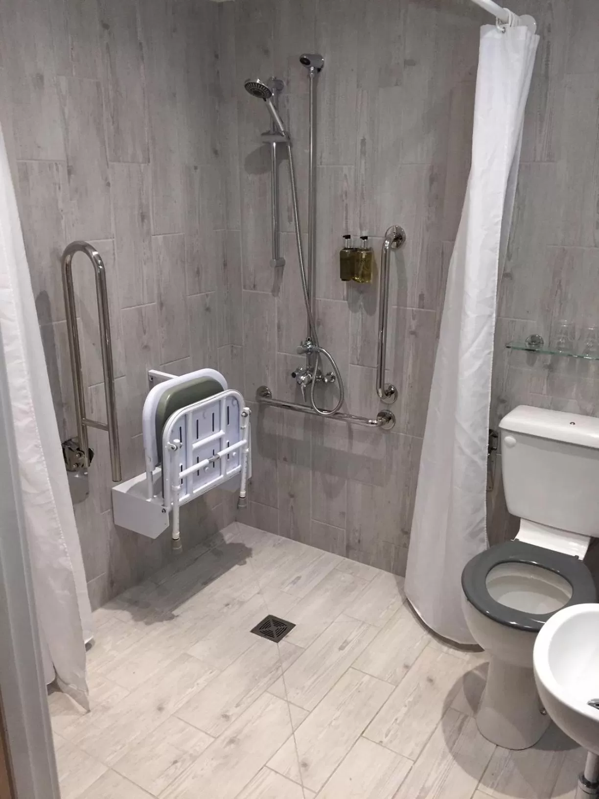 Shower in Carlton Hotel