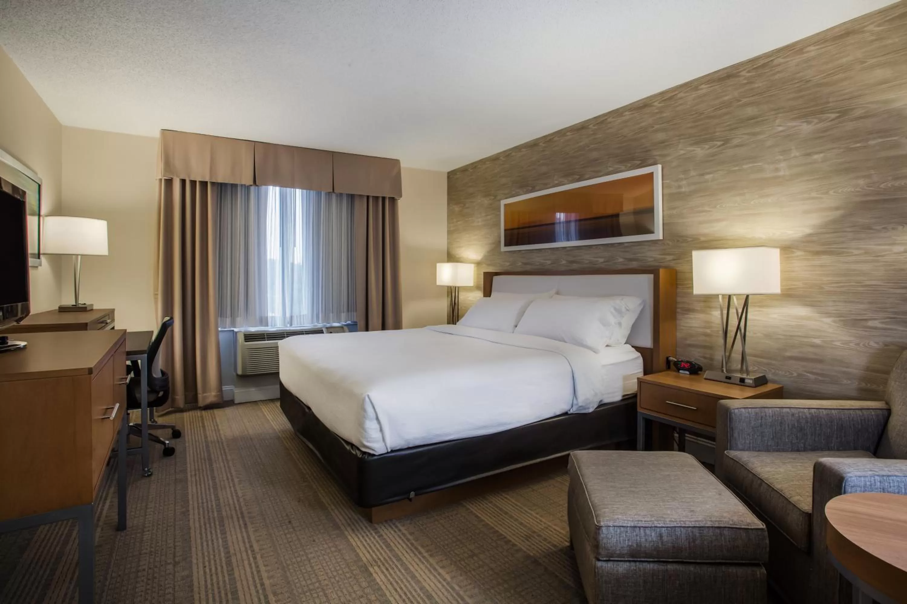 Photo of the whole room, Bed in Holiday Inn Saratoga Springs by IHG