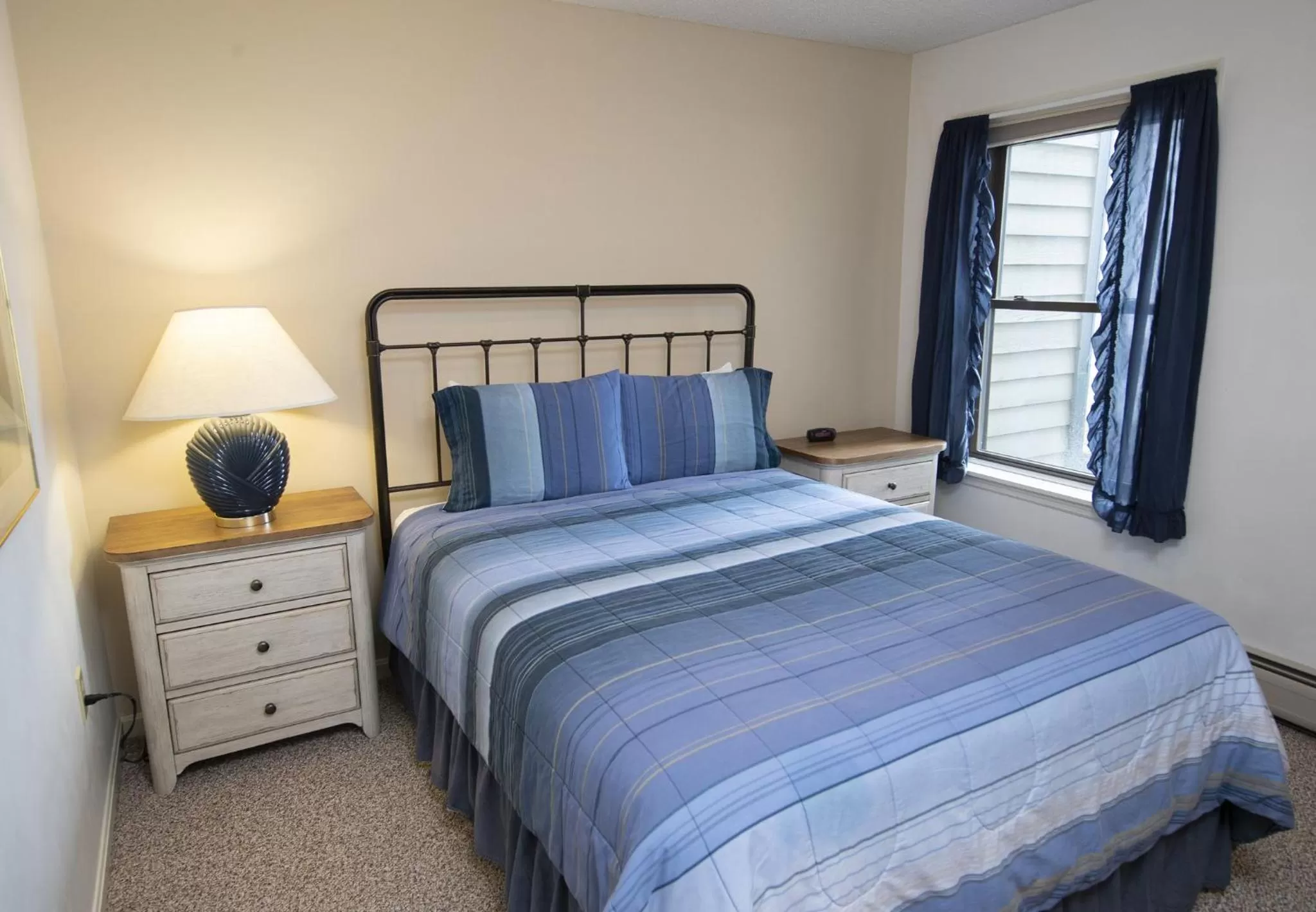 Photo of the whole room, Bed in Winterplace on Okemo Mountain