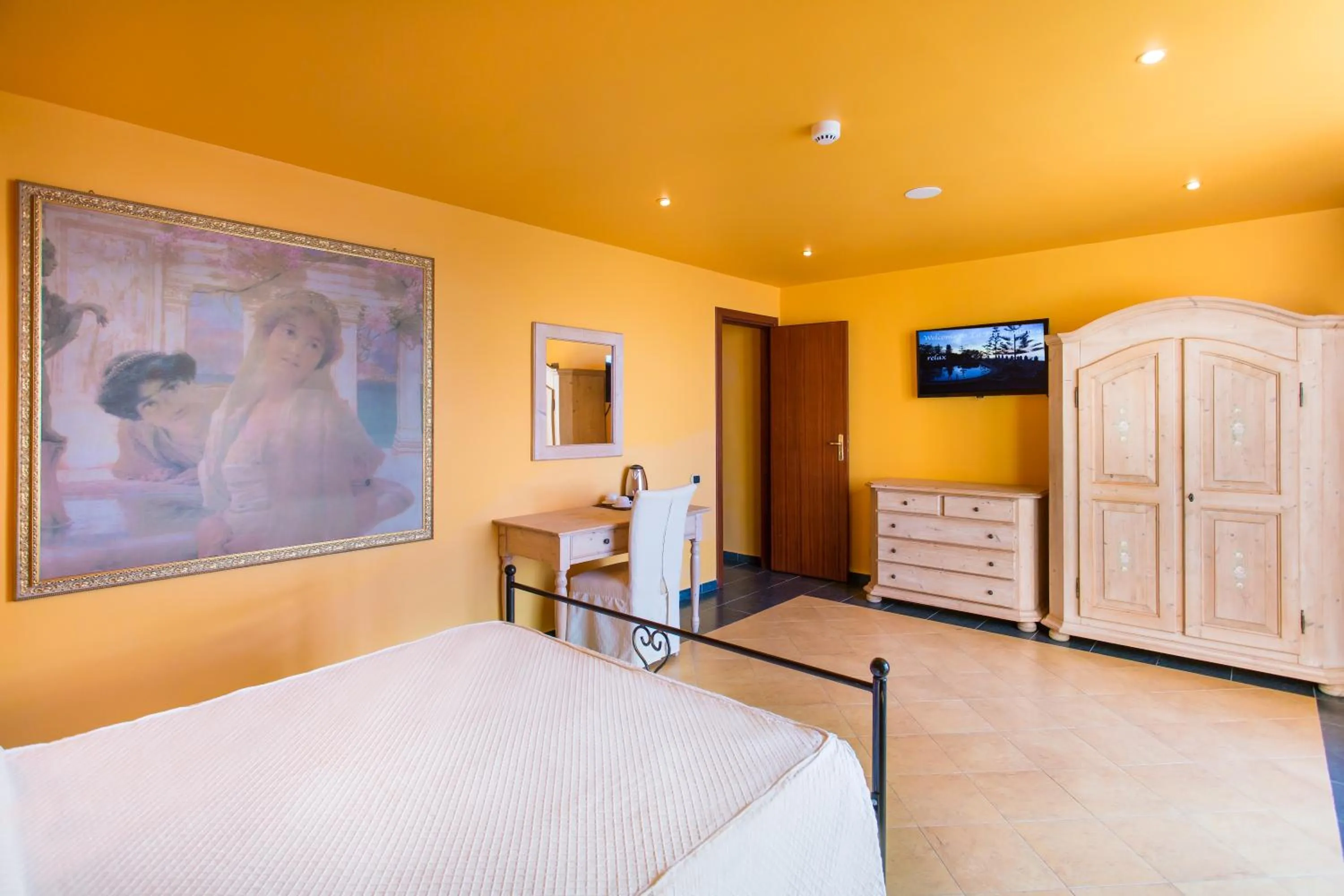 TV and multimedia, Bed in Hotel La Playa Blanca