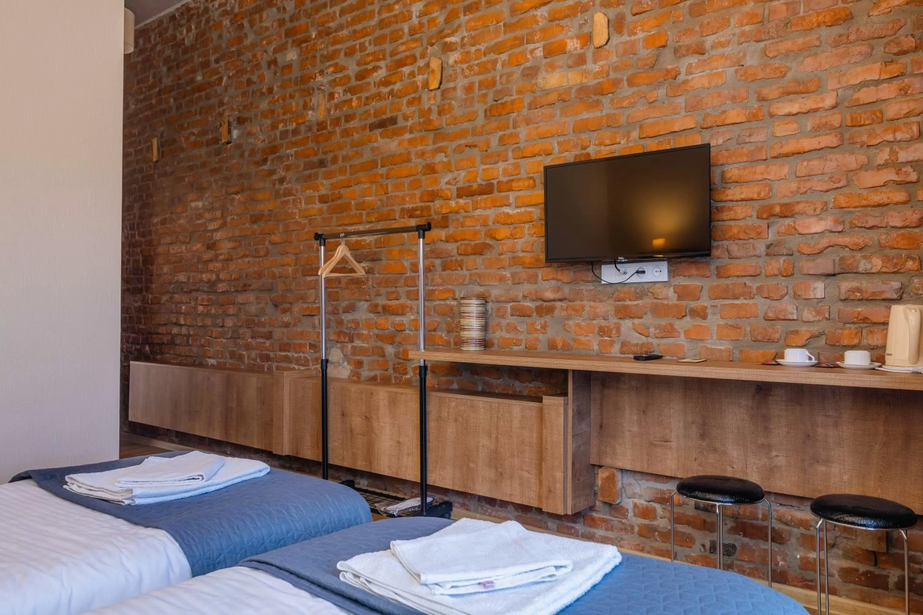 Communal lounge/ TV room, Bed in Hotel Green Town