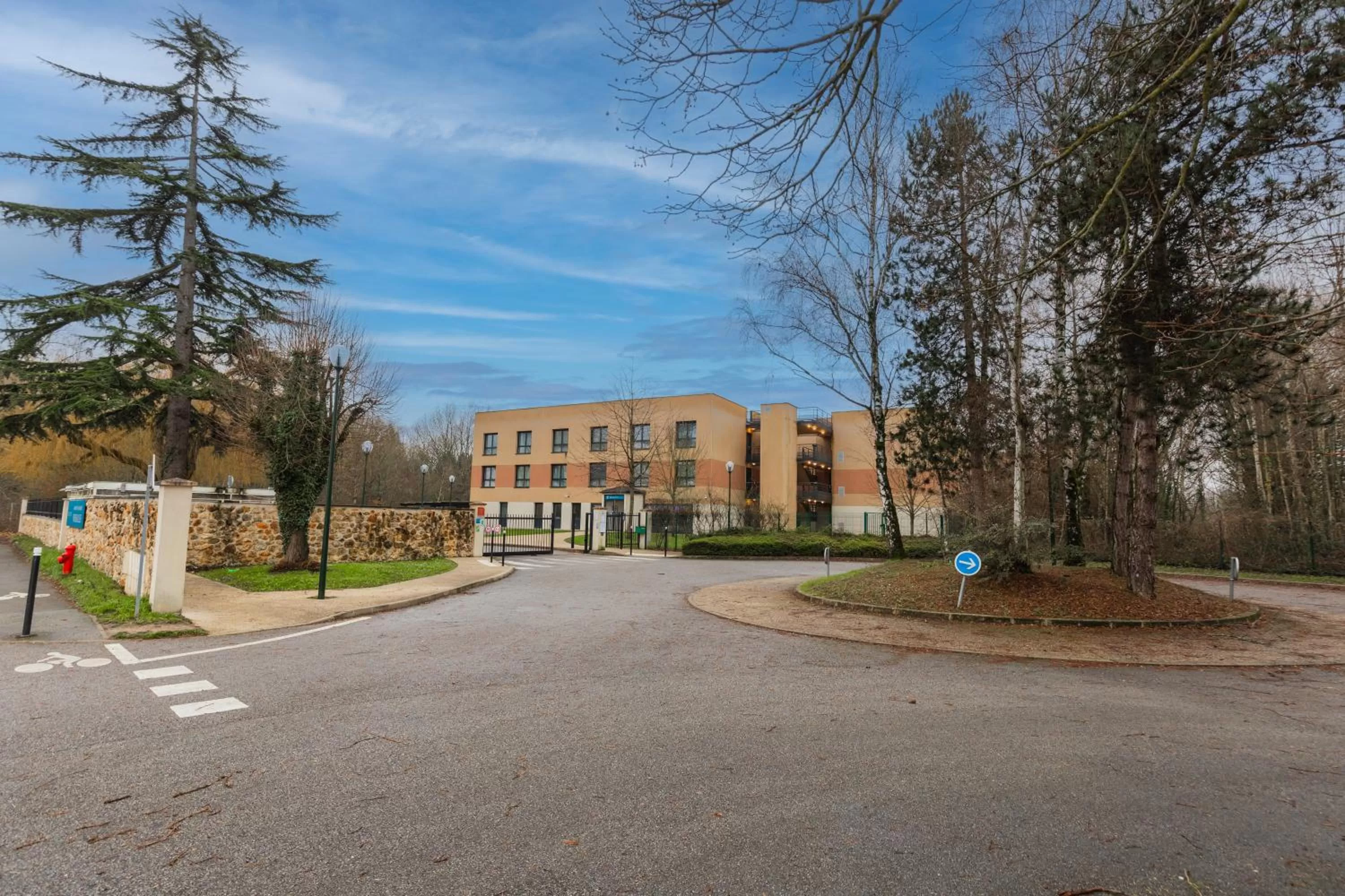 Property building in Zenitude Hôtel-Résidences Magny-les-Hameaux