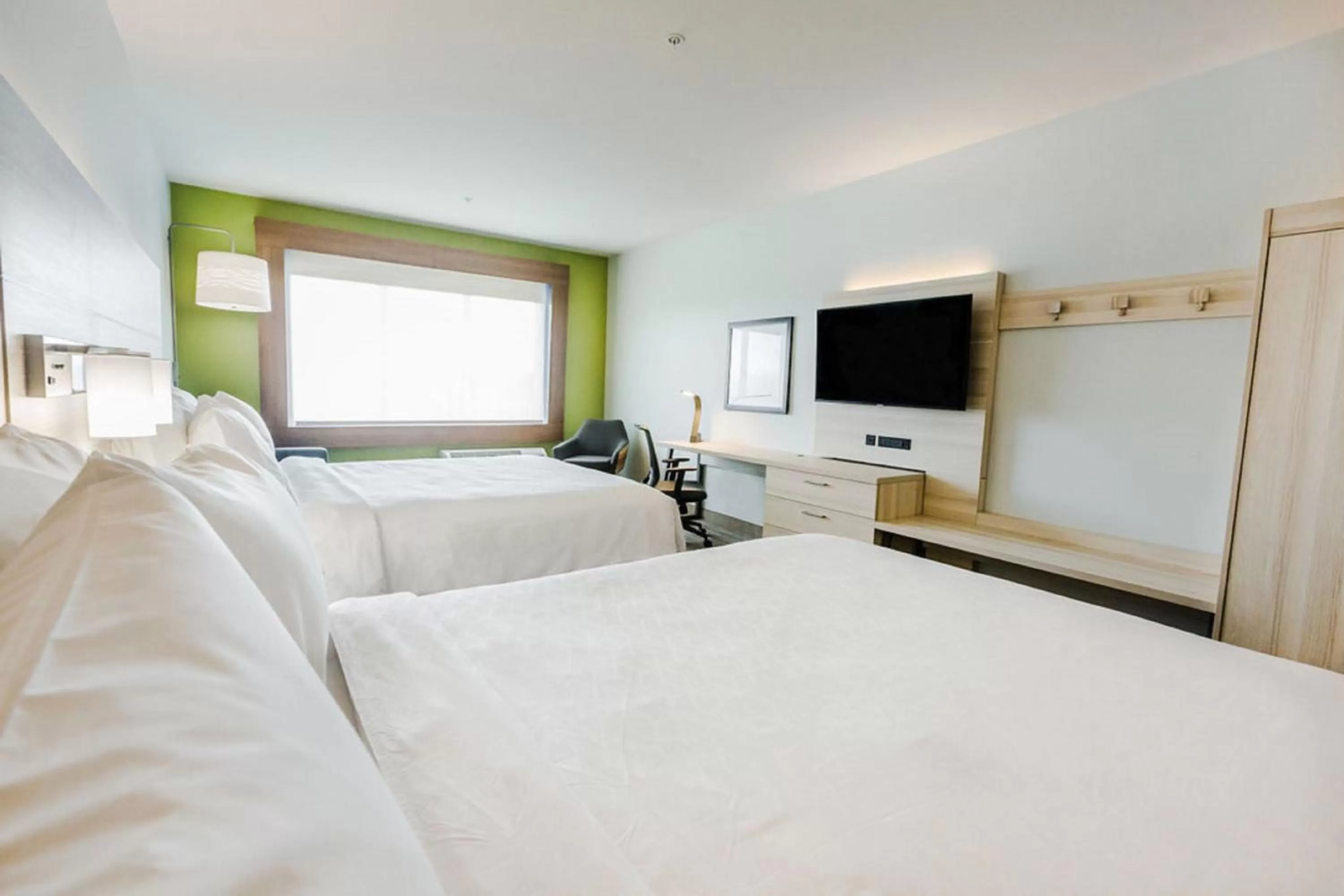 Photo of the whole room, Bed in Holiday Inn Express & Suites Edmonton N - St Albert by IHG