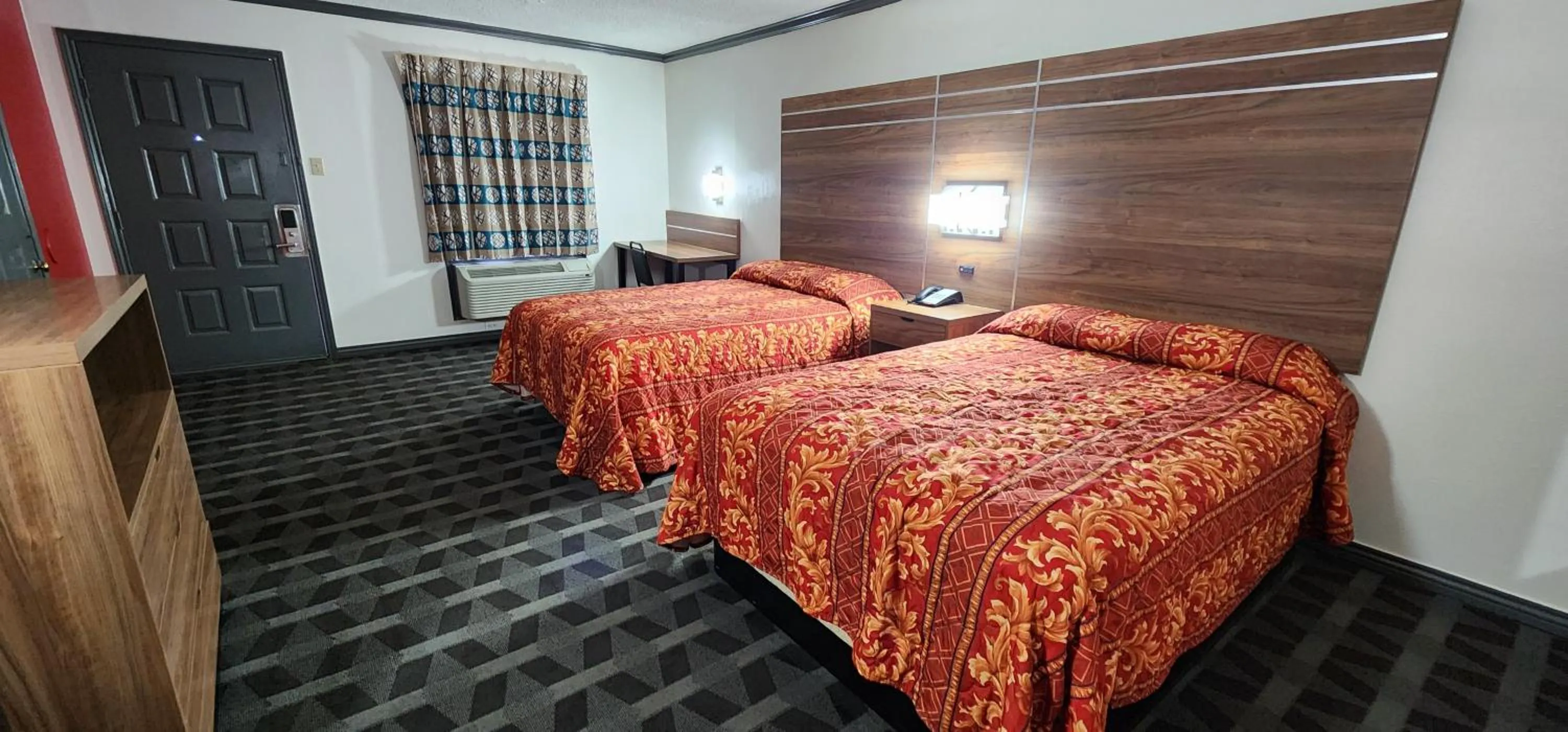 Bed in Victorian Inn Midland