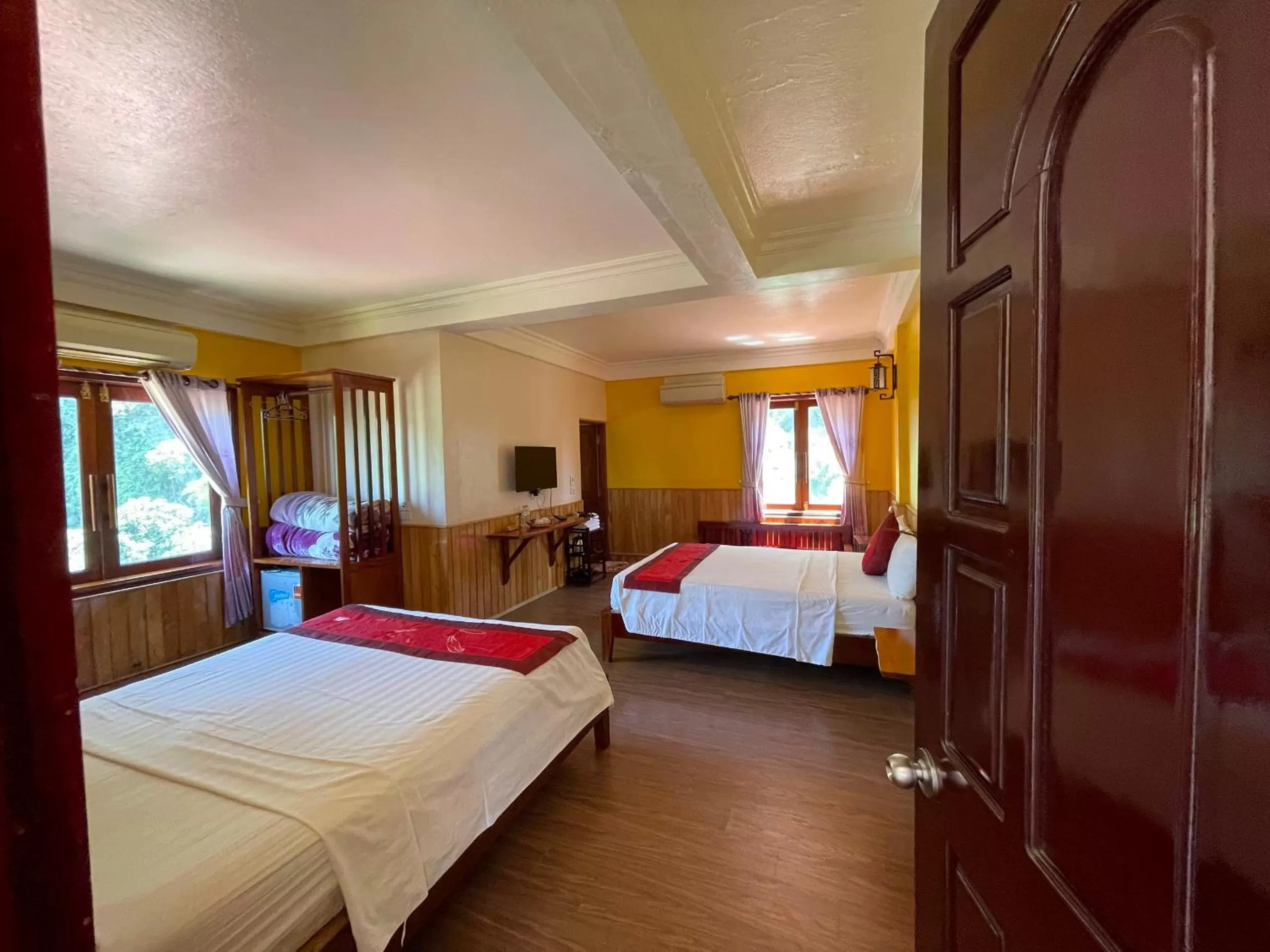 Photo of the whole room, Bed in Chez Loan Hotel