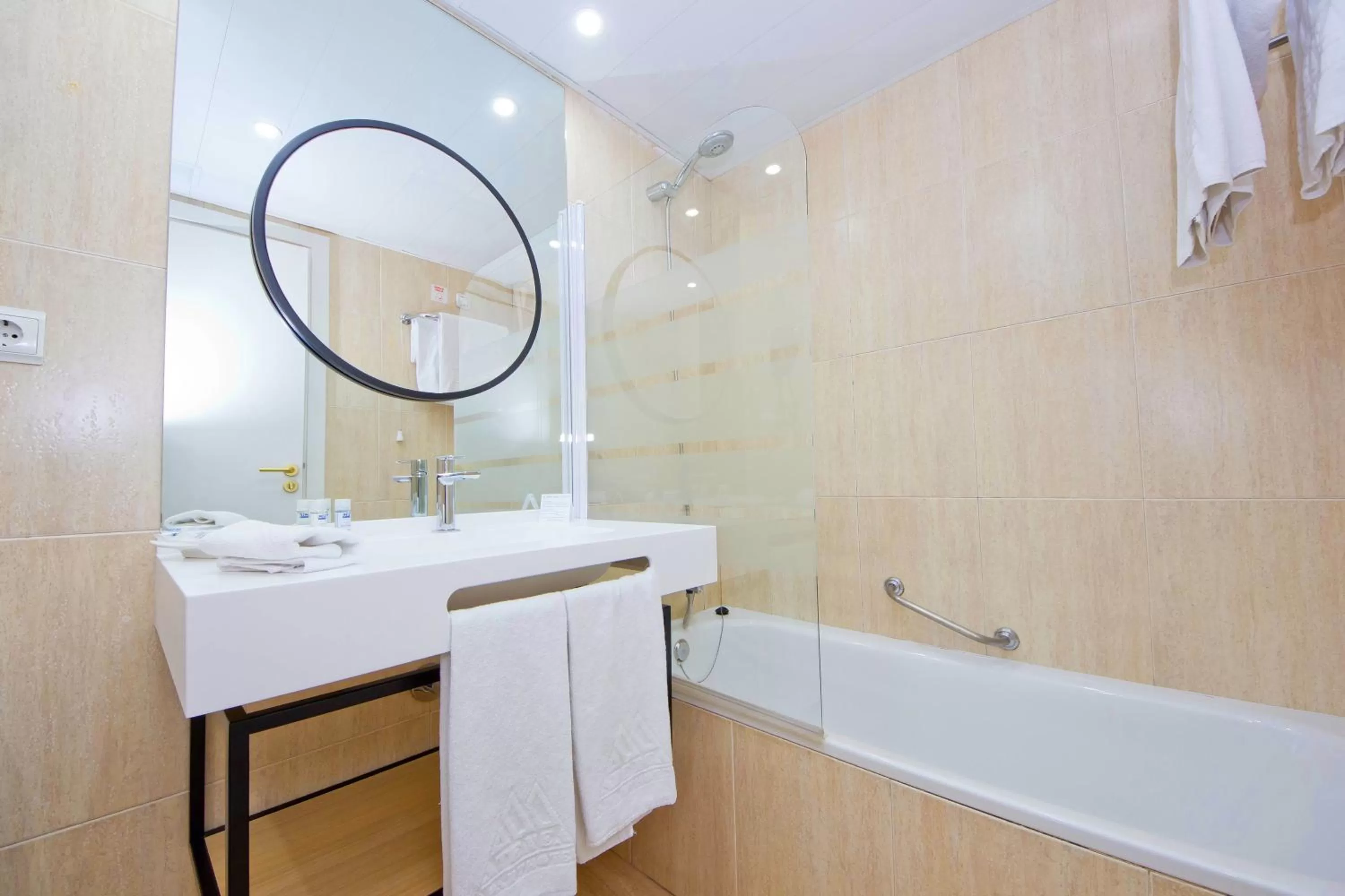 Bathroom in Aparthotel Atenea Valles