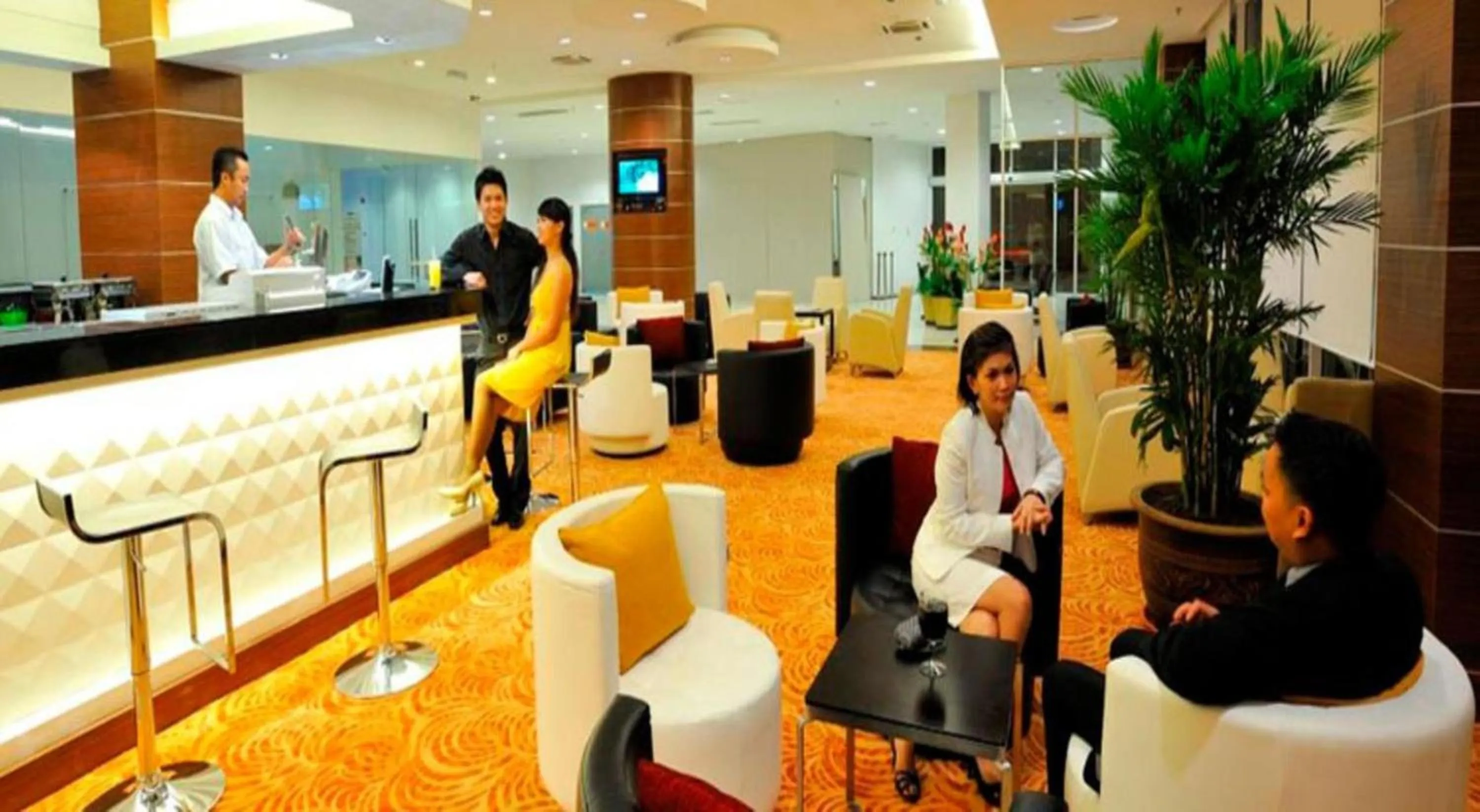 Lounge or bar in Courtyard Hotel 1Borneo