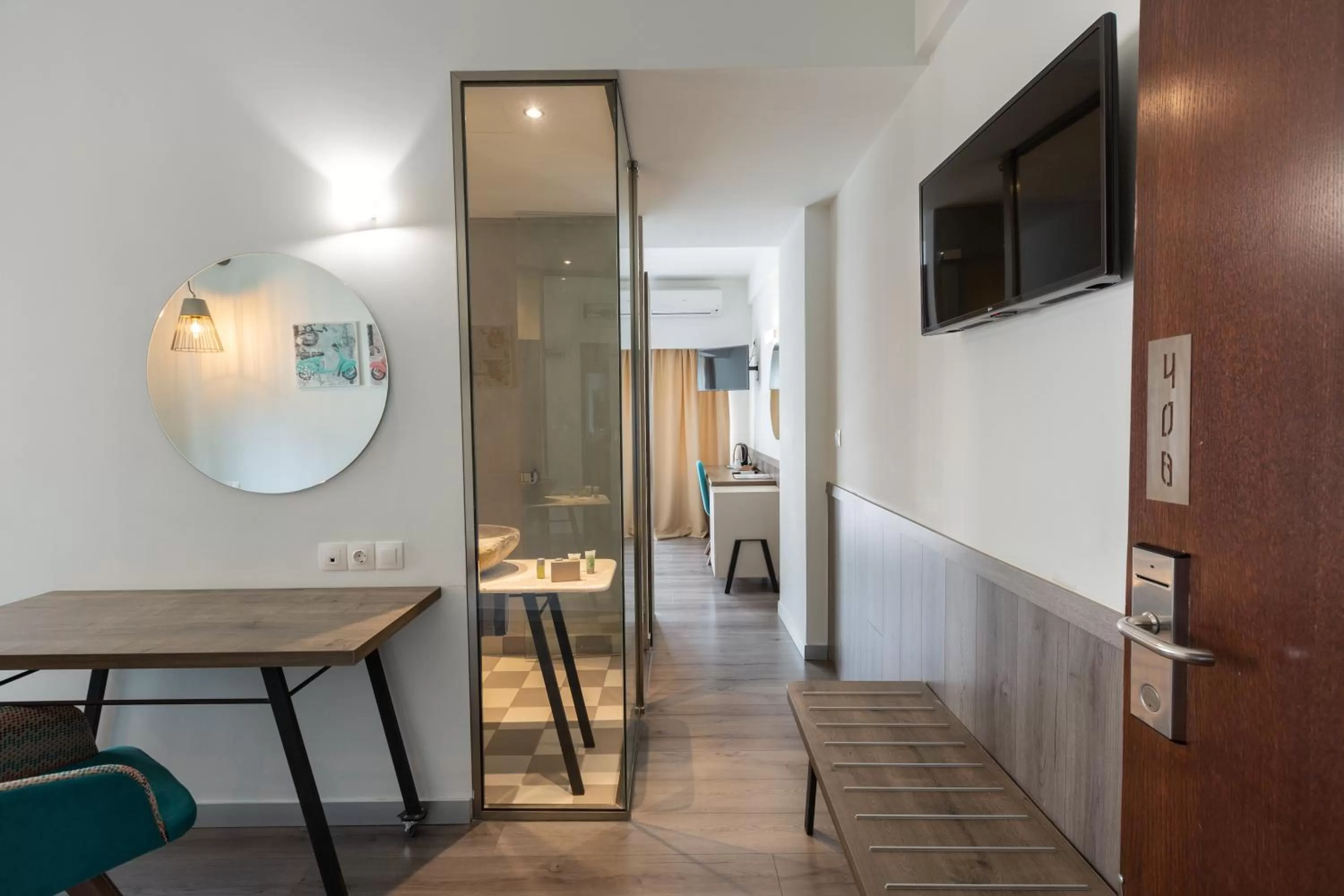 Photo of the whole room in Metropolitan