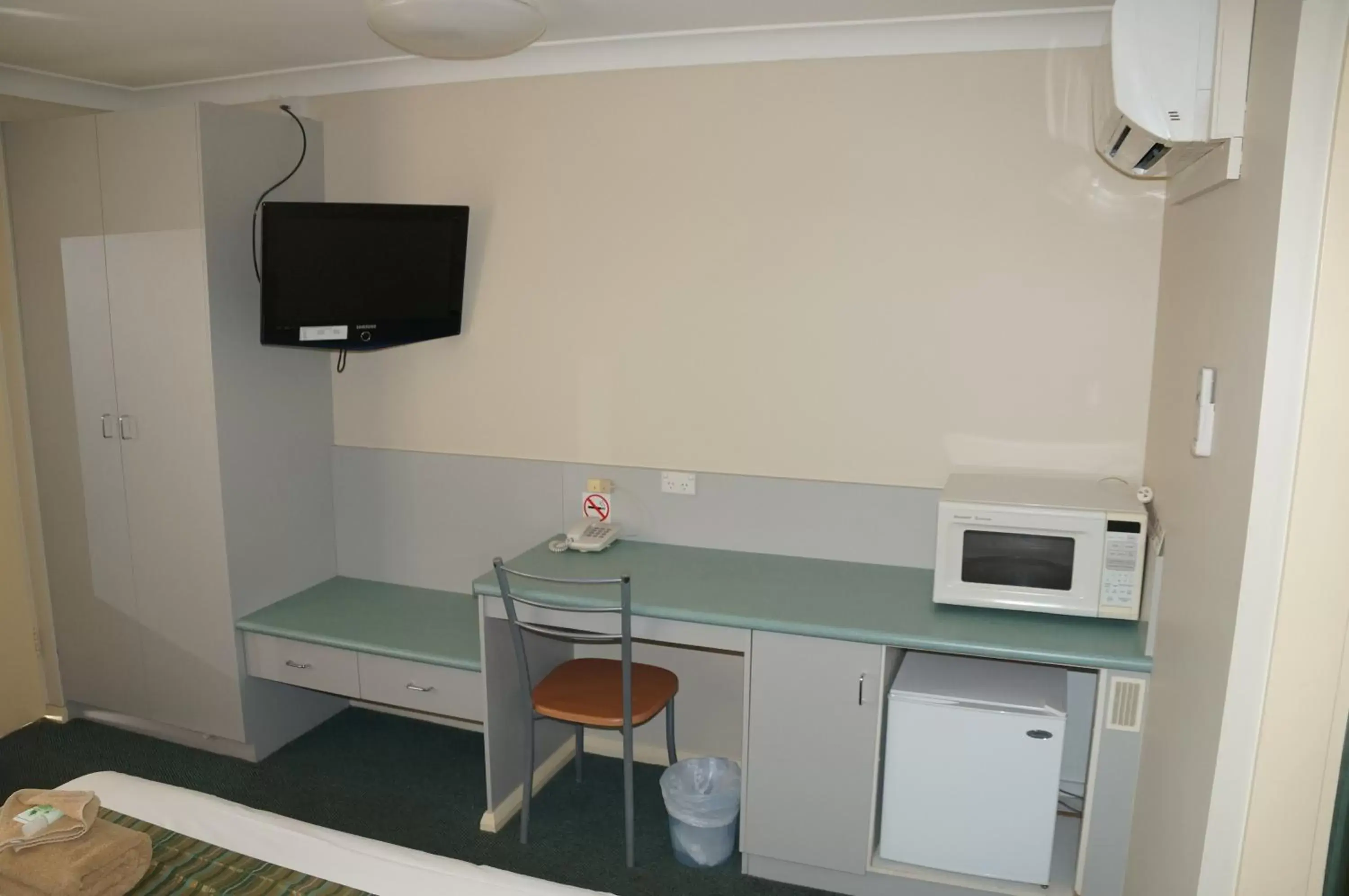 Standard Queen Room in Green Gables Motel Standard Queen Room in Green Gables Motel