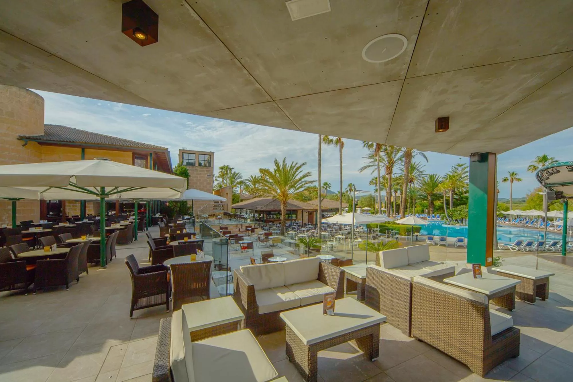 Lounge or bar in PortBlue Club Pollentia Resort & Spa