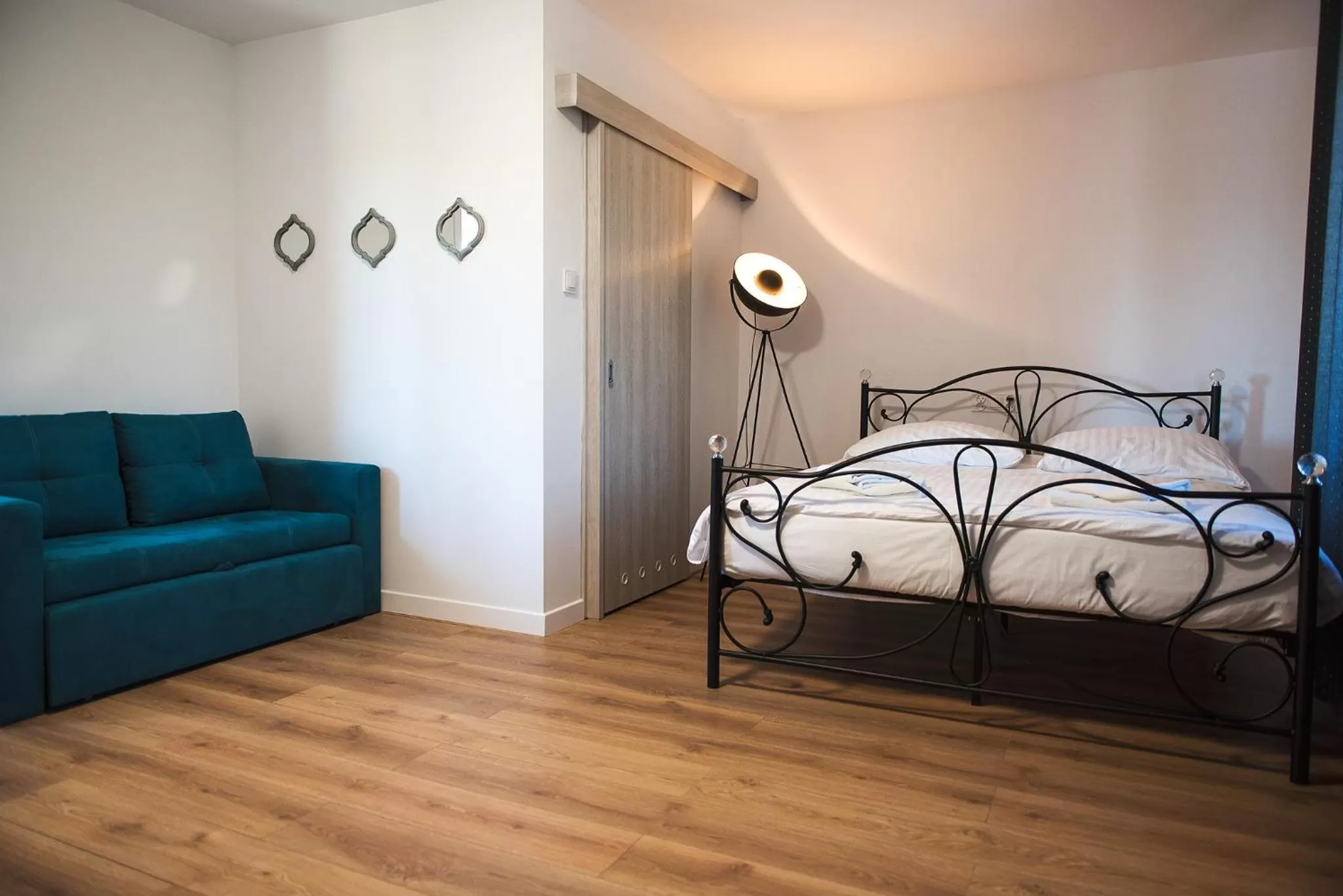 Photo of the whole room, Bed in Leon's Rooms