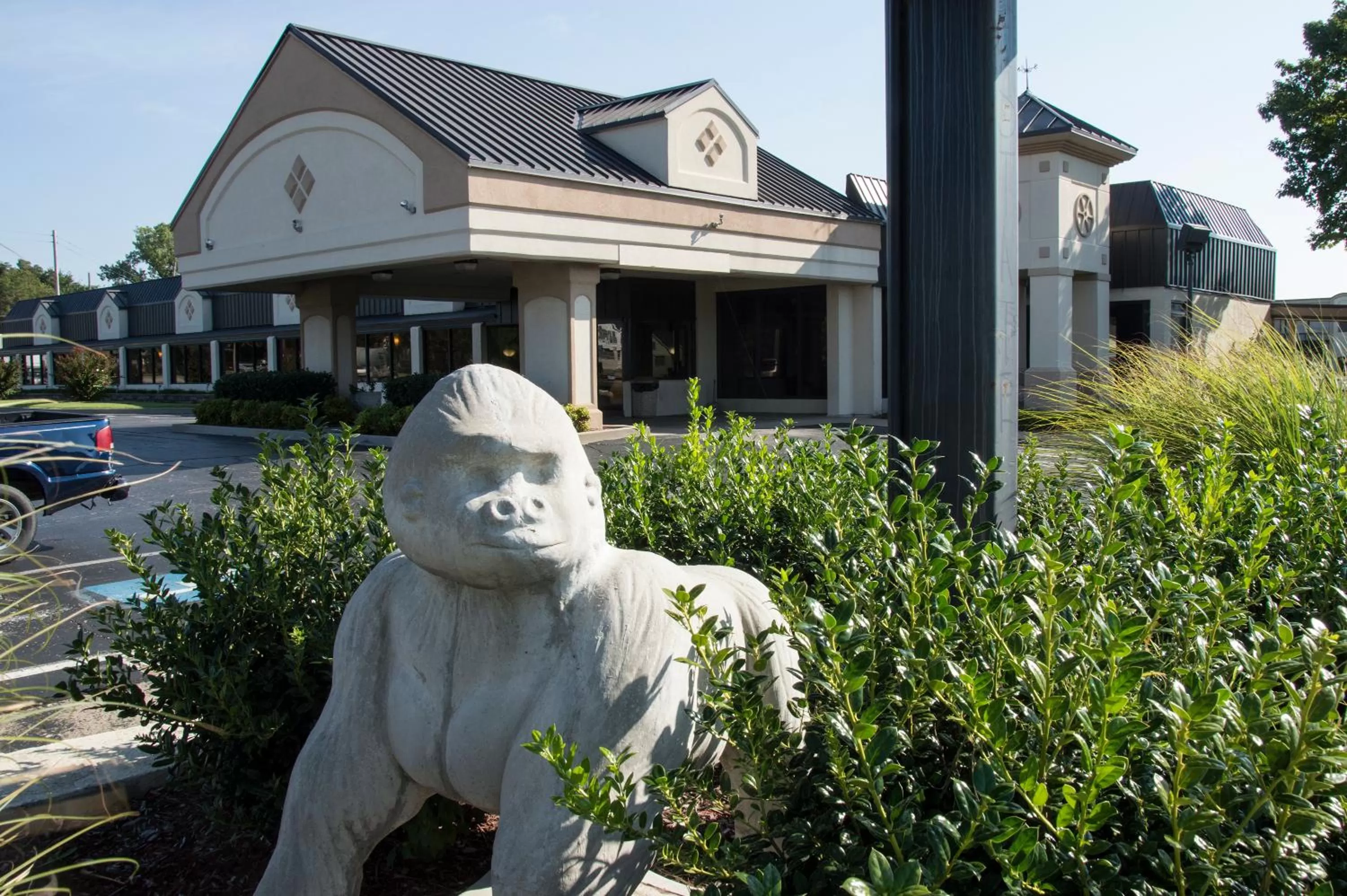 Bird's eye view, Property Building in Lamplighter Inn & Suites Pittsburg