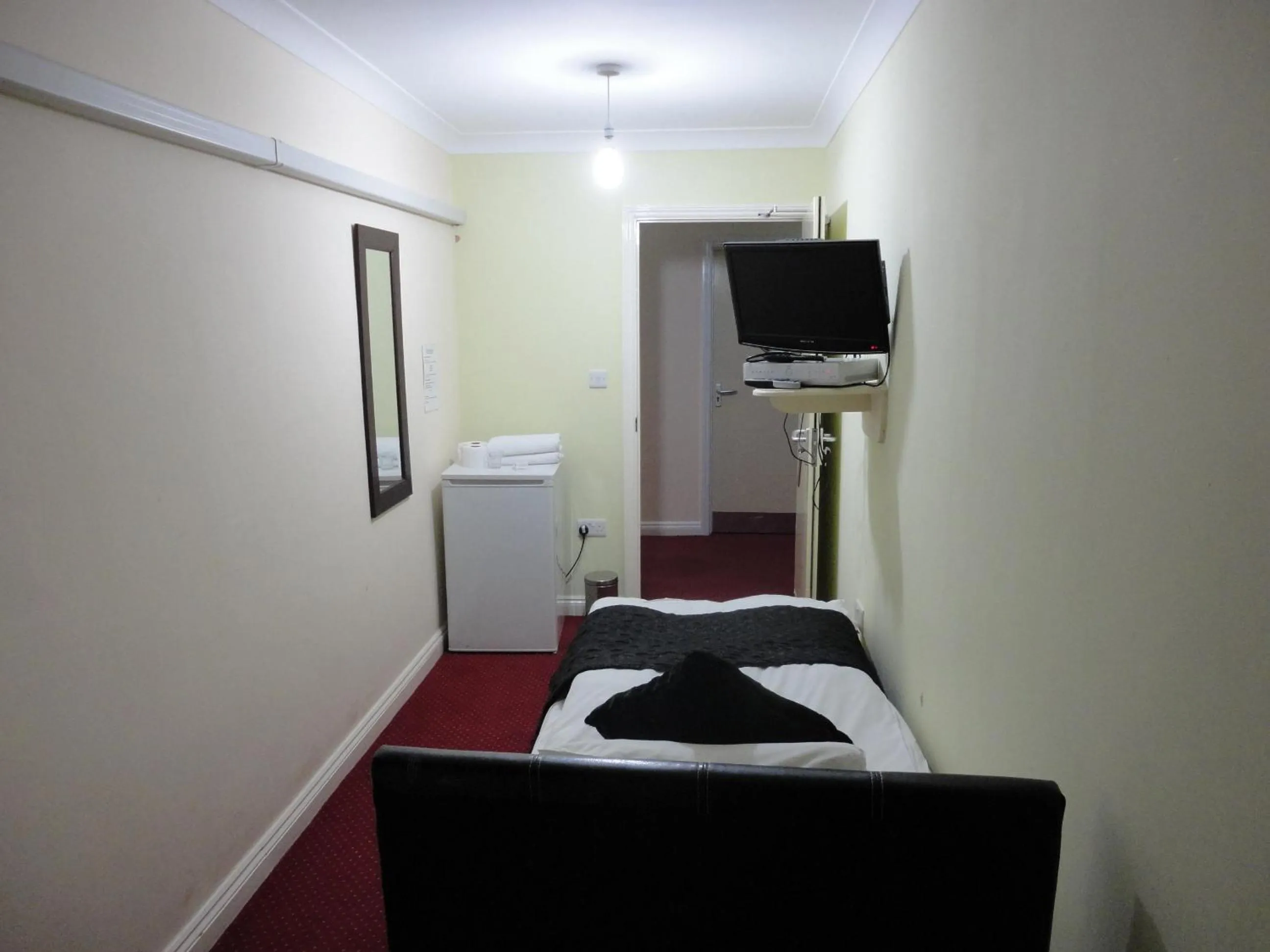 Photo of the whole room, Bed in City View Hotel - Roman Road Market