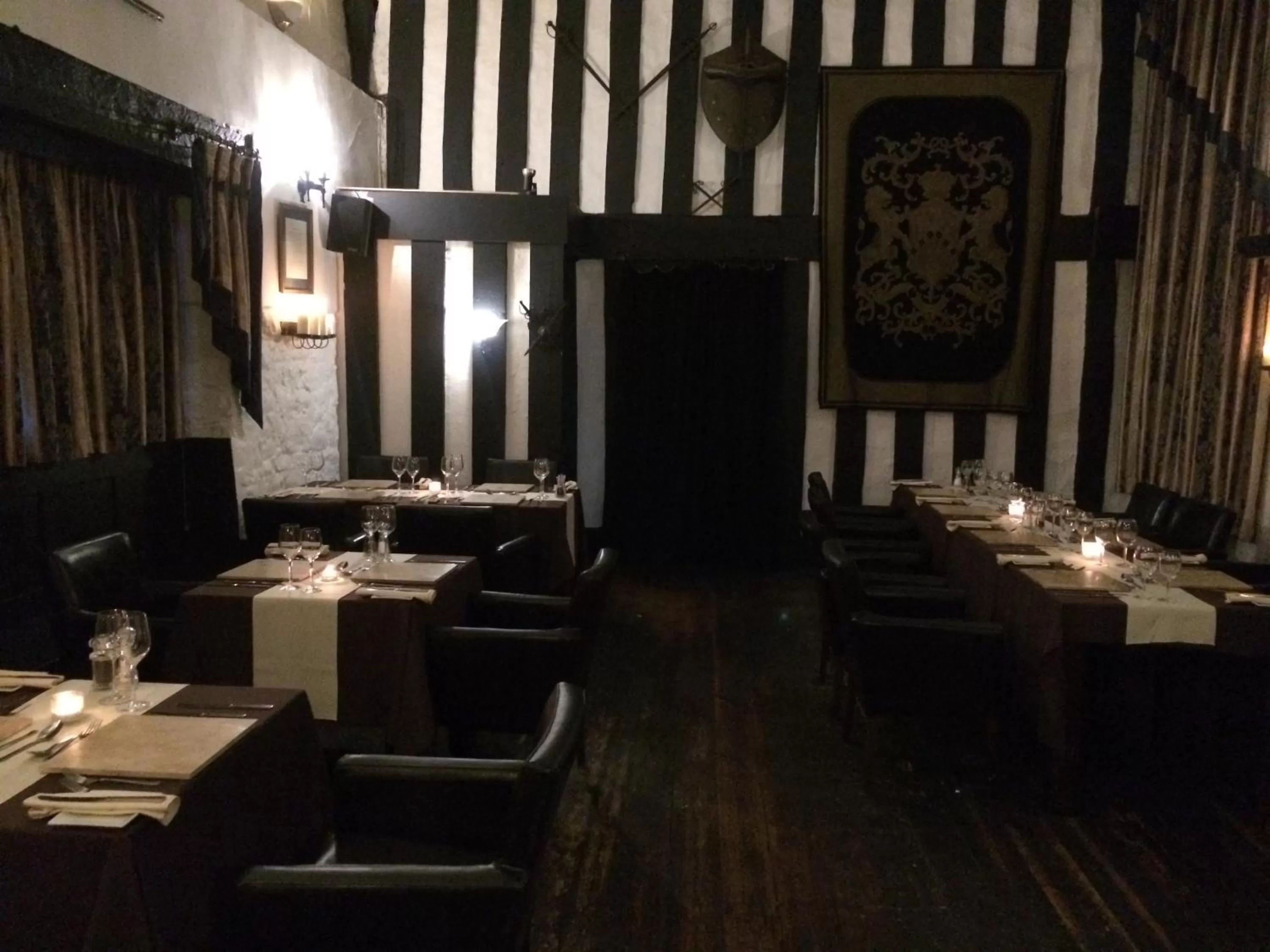 Restaurant/places to eat in Old Court Hotel & Apartments