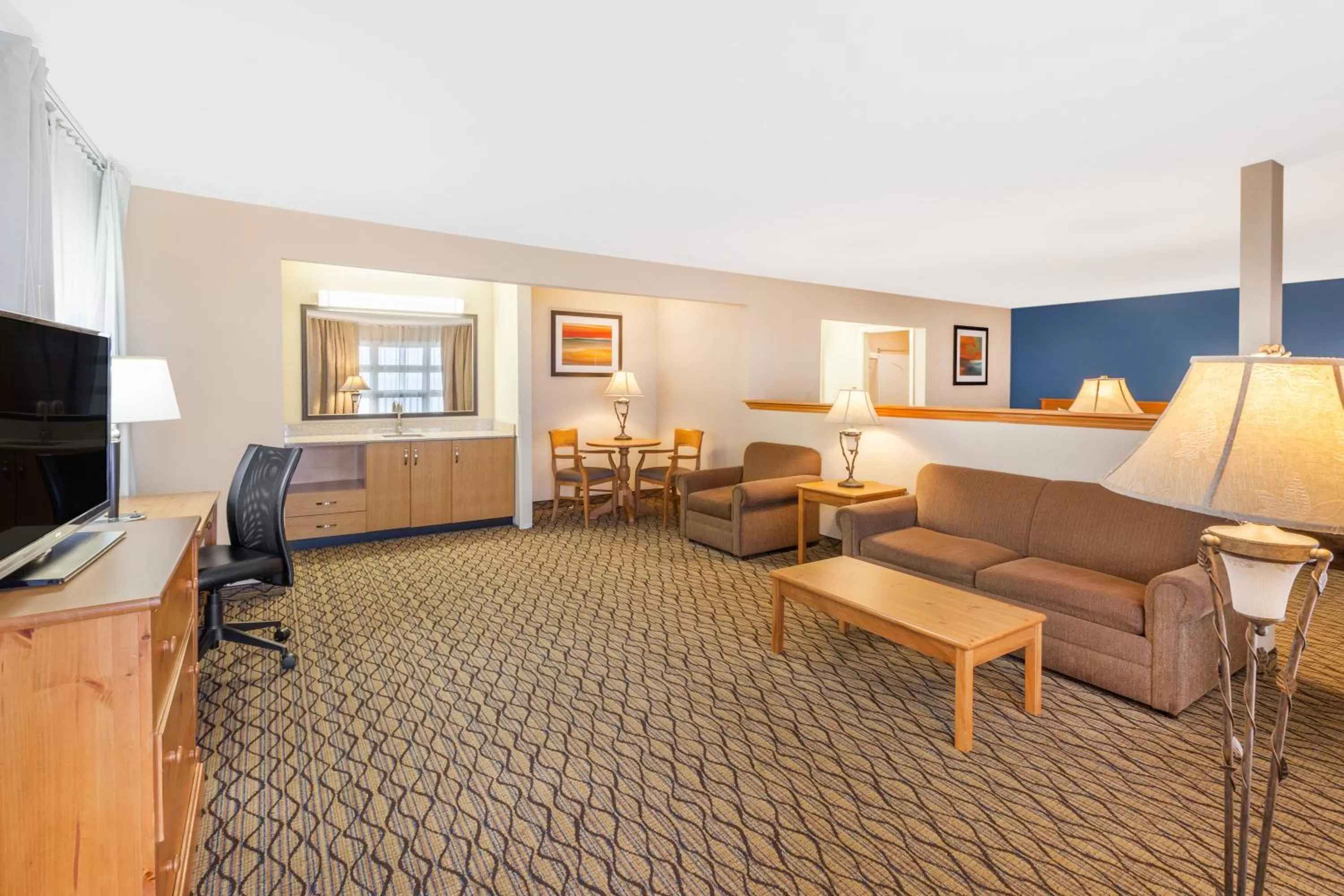 Queen Suite with Lake View - Pet Friendly  in Baymont by Wyndham St. Ignace Lakefront