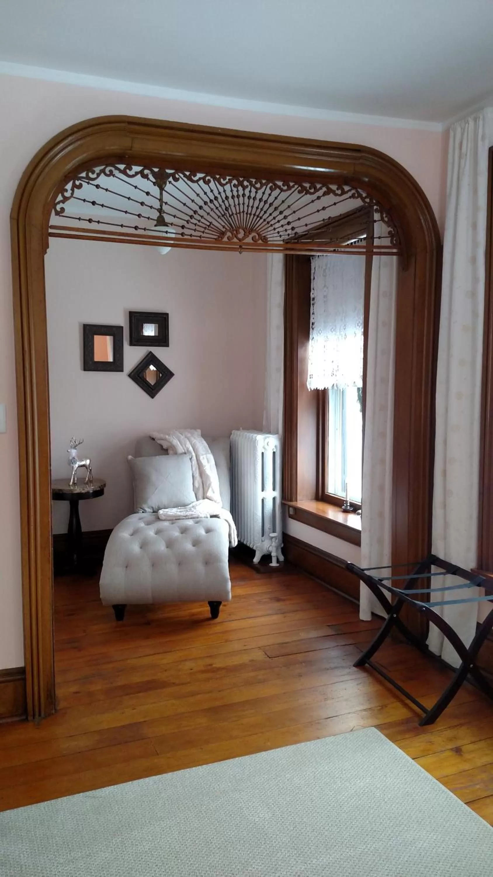 Seating area, Bed in Lamberson Guest House
