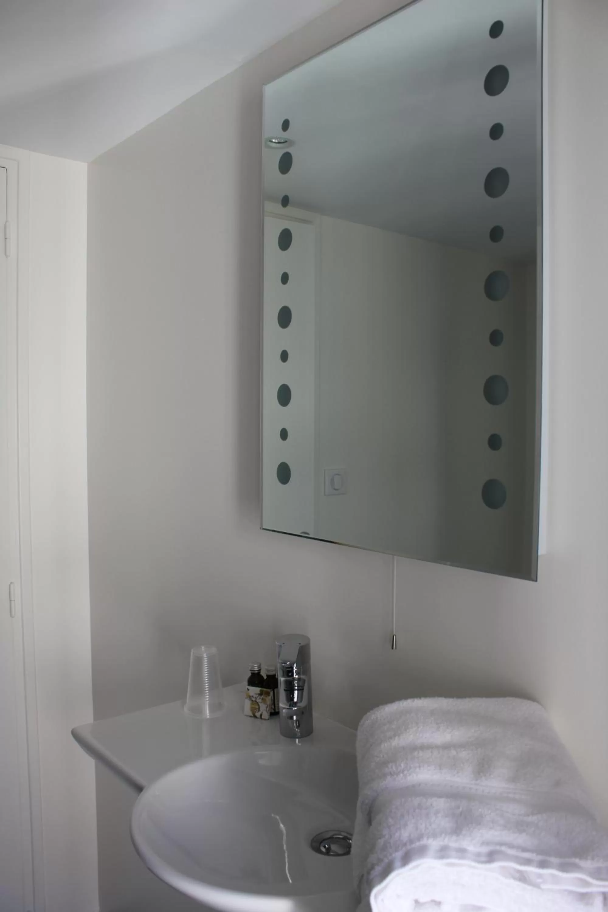 Bathroom, Bed in Hôtel Central