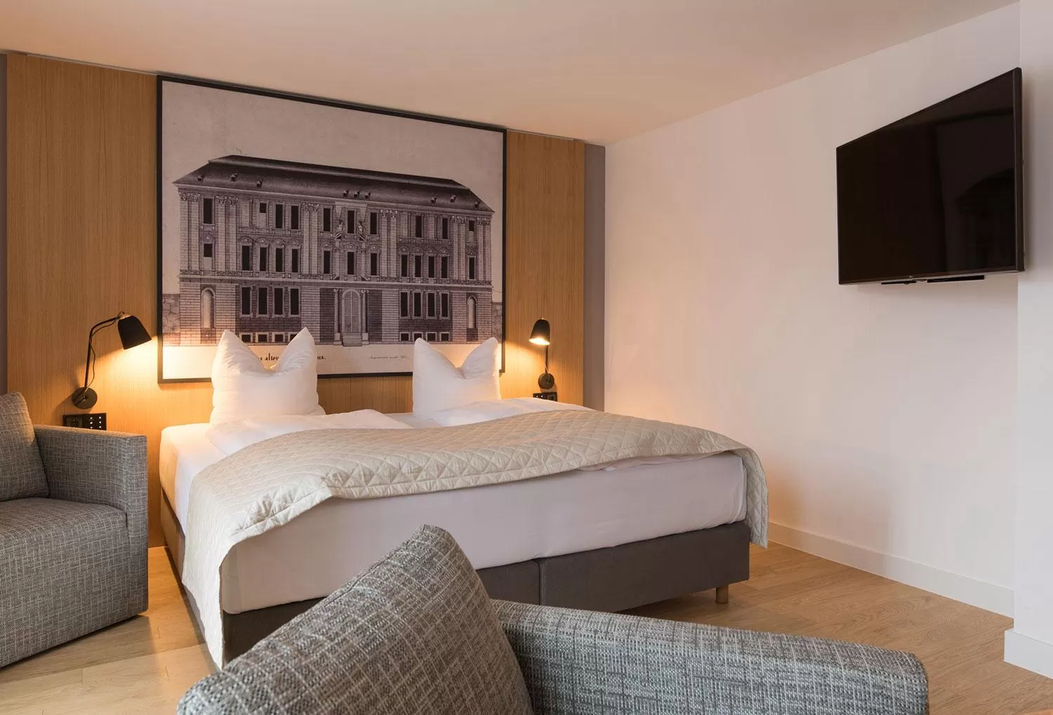 TV and multimedia, Bed in Hotel Bayerischer Hof