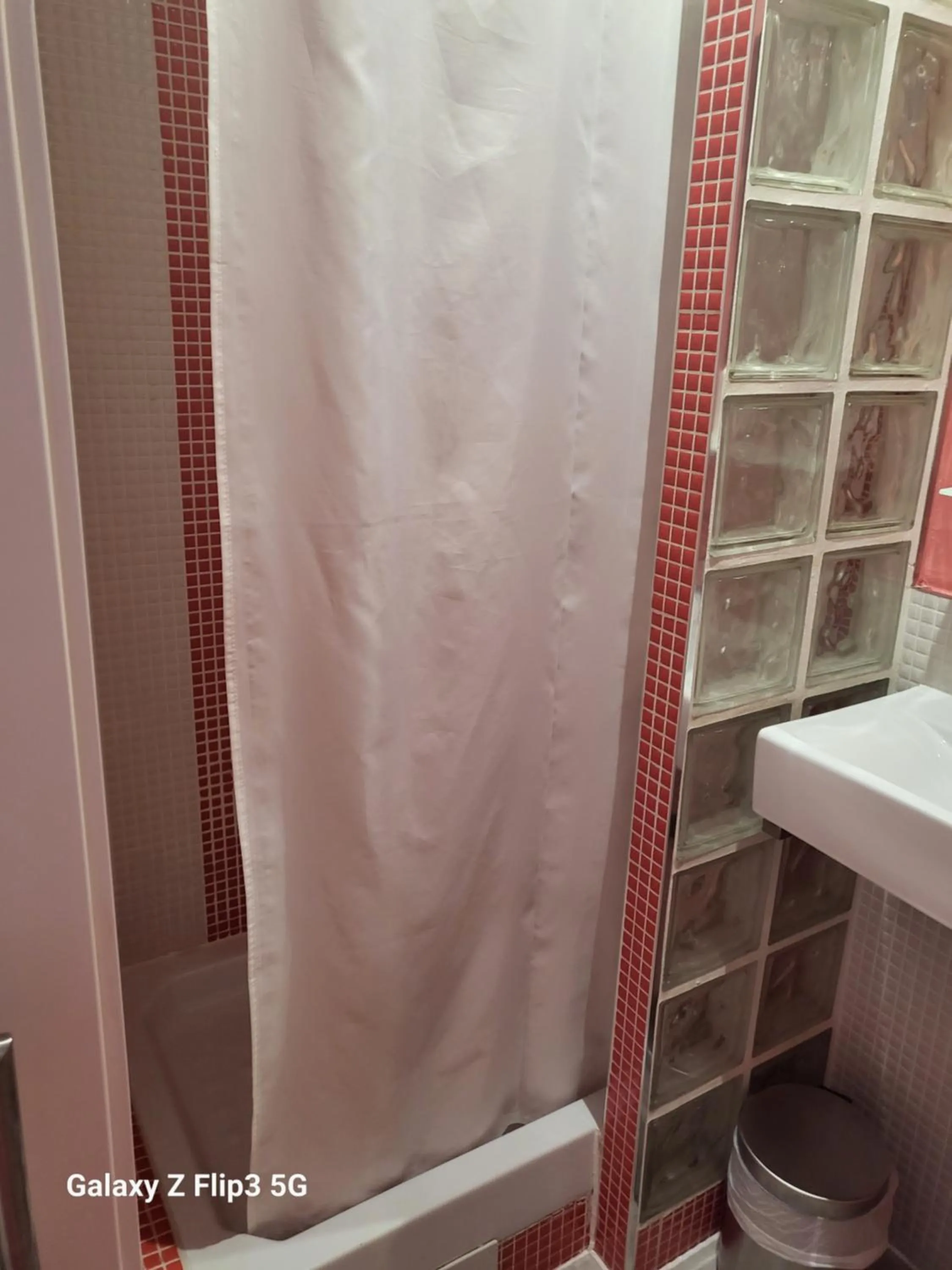 Shower in Hostal Inn Madrid