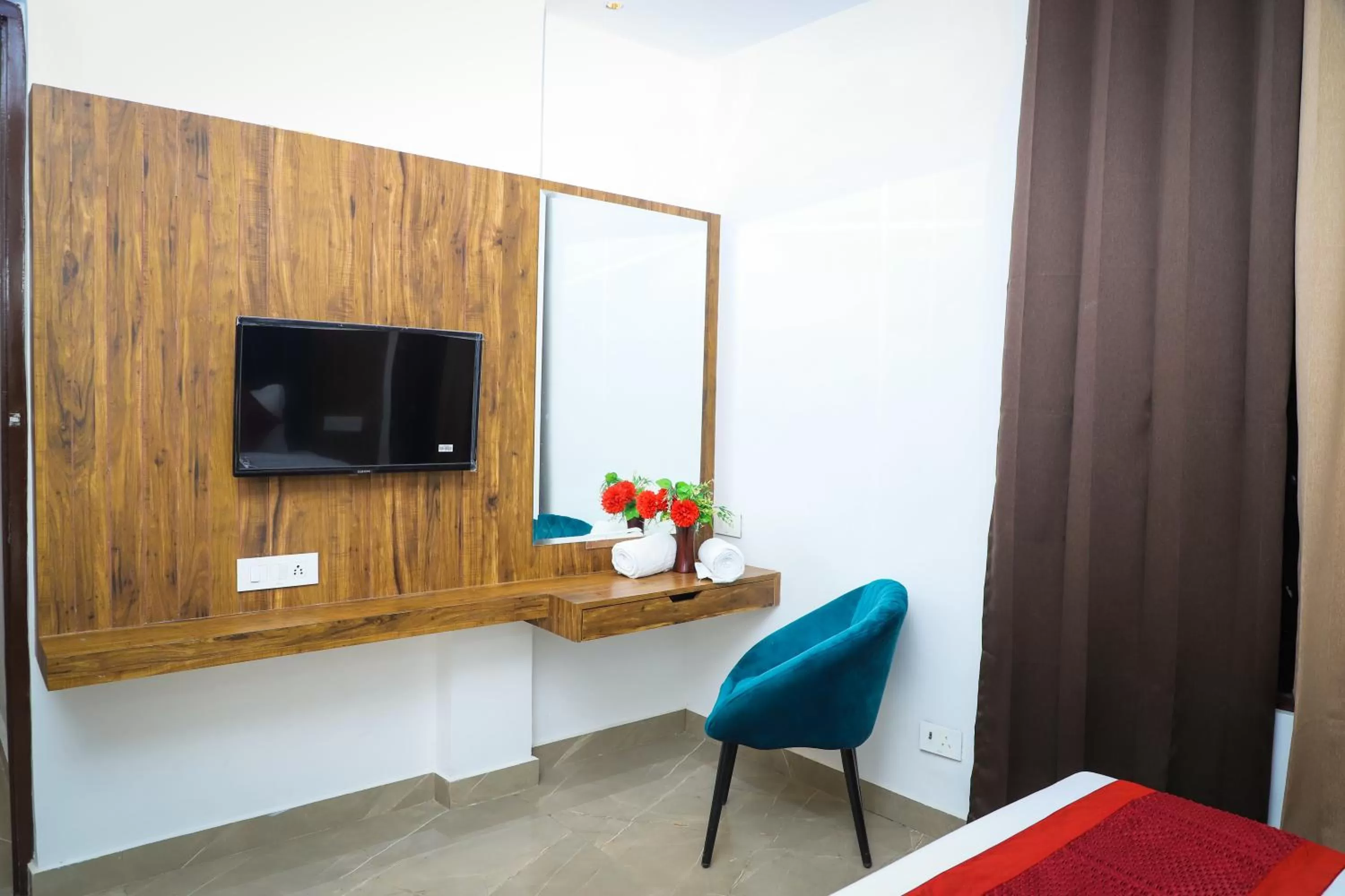 Communal lounge/ TV room in Hotel Dream Town By Cozy Hotels & Resorts