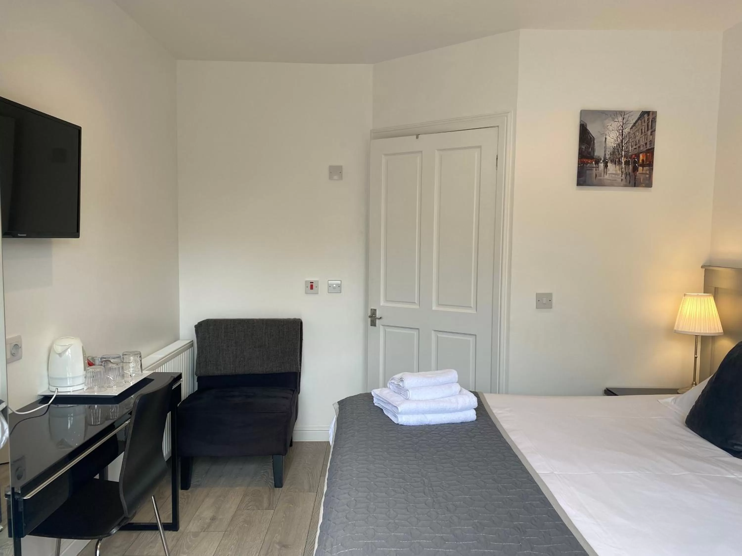 Bedroom, Bed in Miller House Courtyard