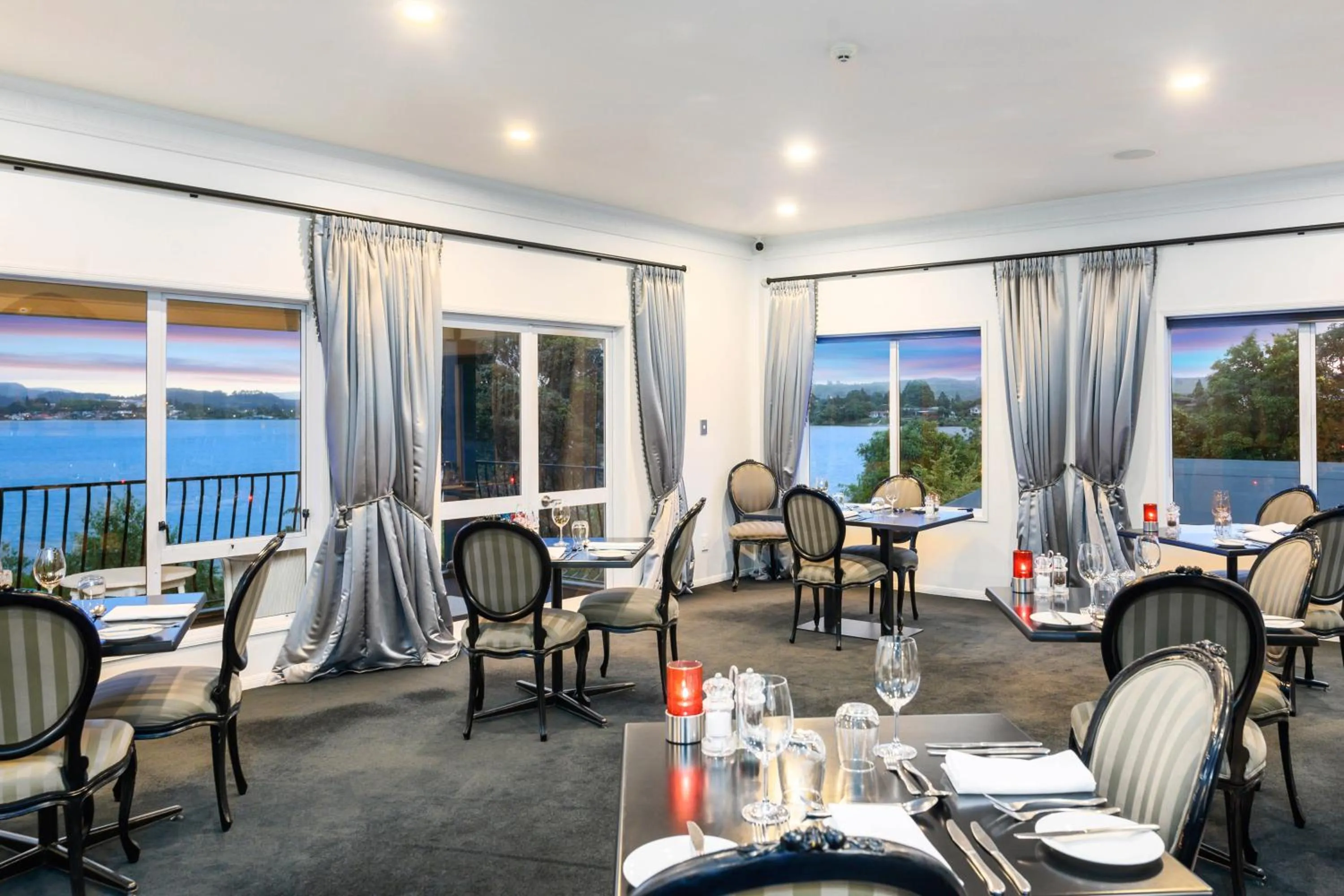 Restaurant/places to eat in Black Swan Lakeside Boutique Hotel
