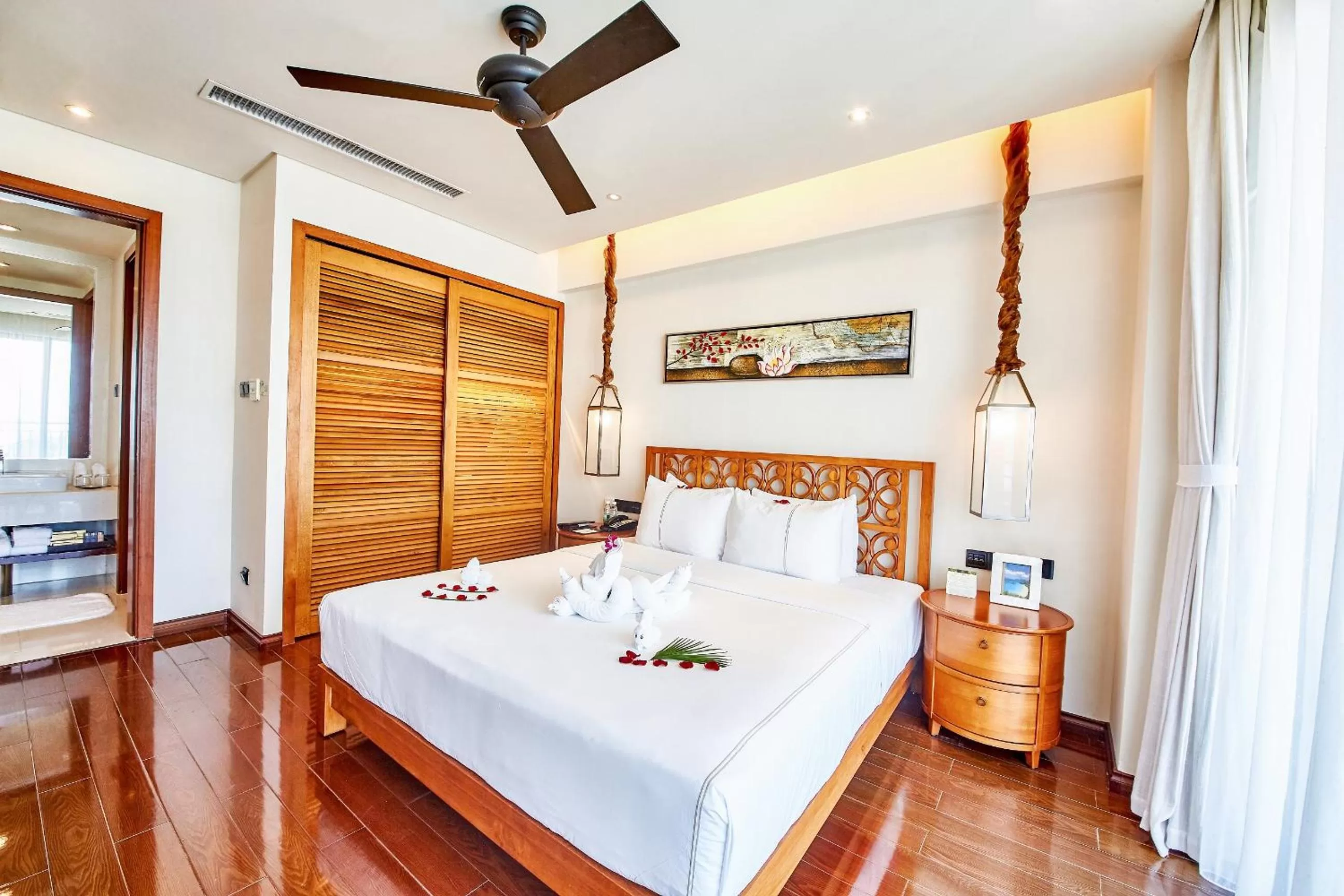 Bed in Ocean Sonic Resort Sanya