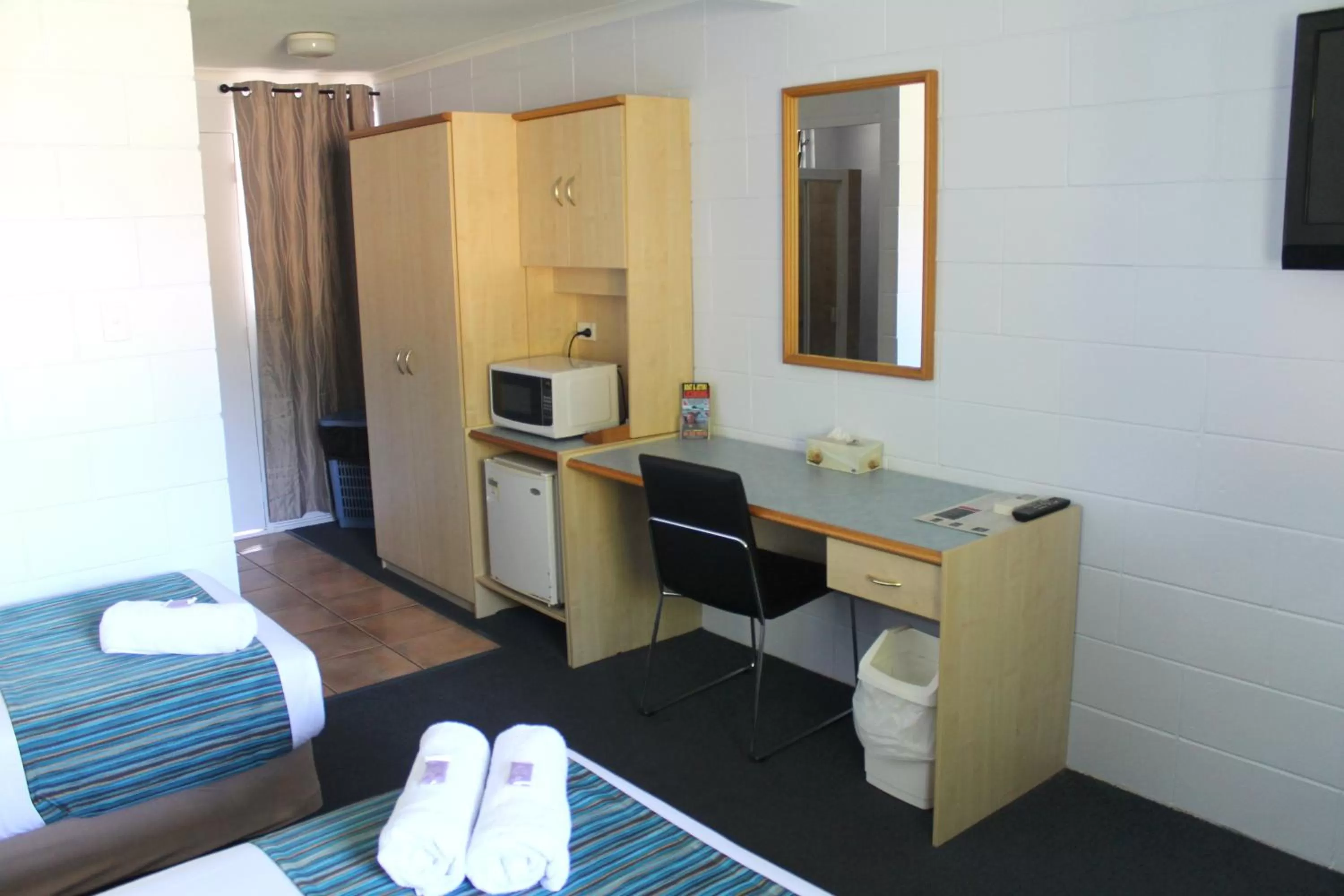 Bedroom, TV/Entertainment Center in Rocky Glen Hotel Motel Gladstone
