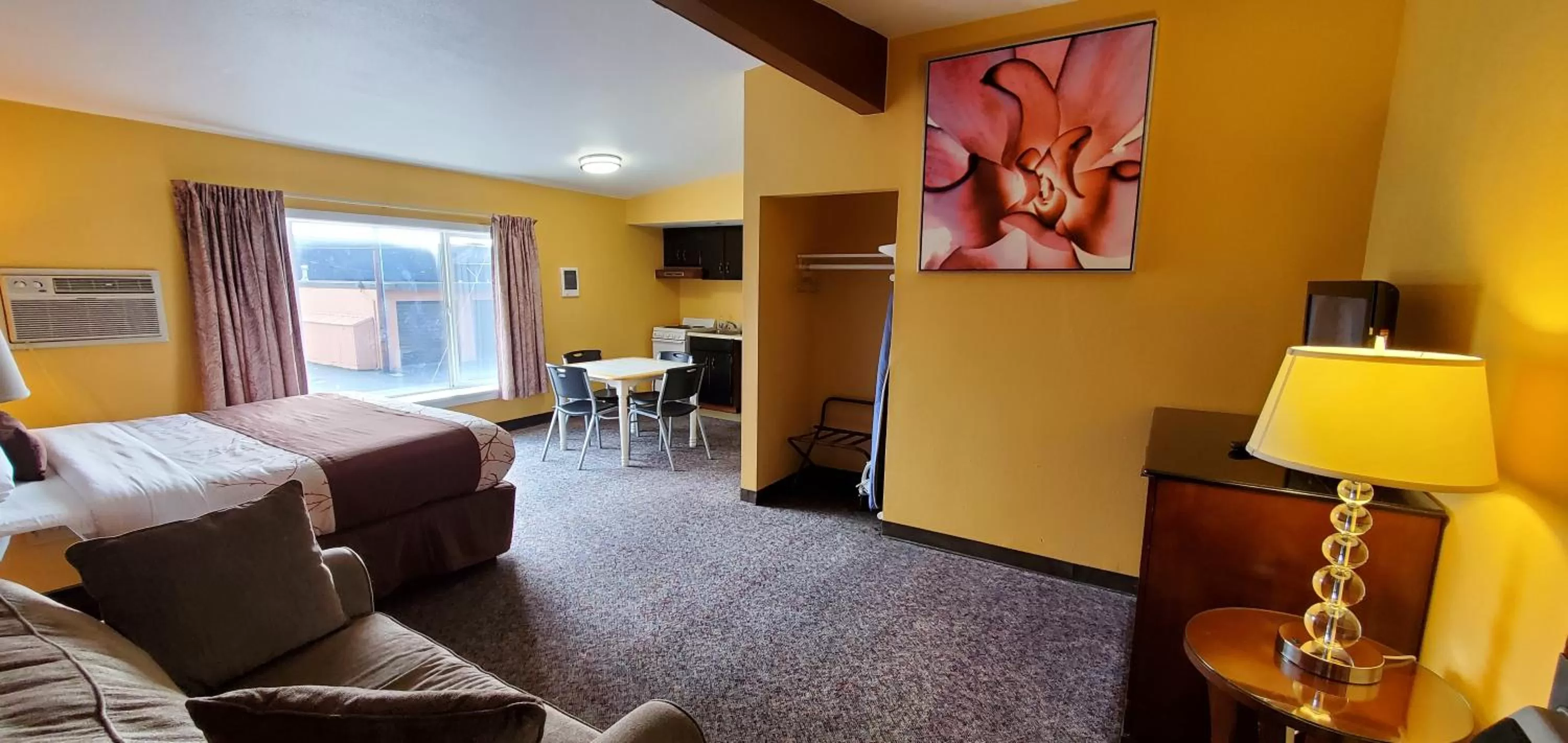 TV and multimedia, Bed in Olympic Inn & Suites