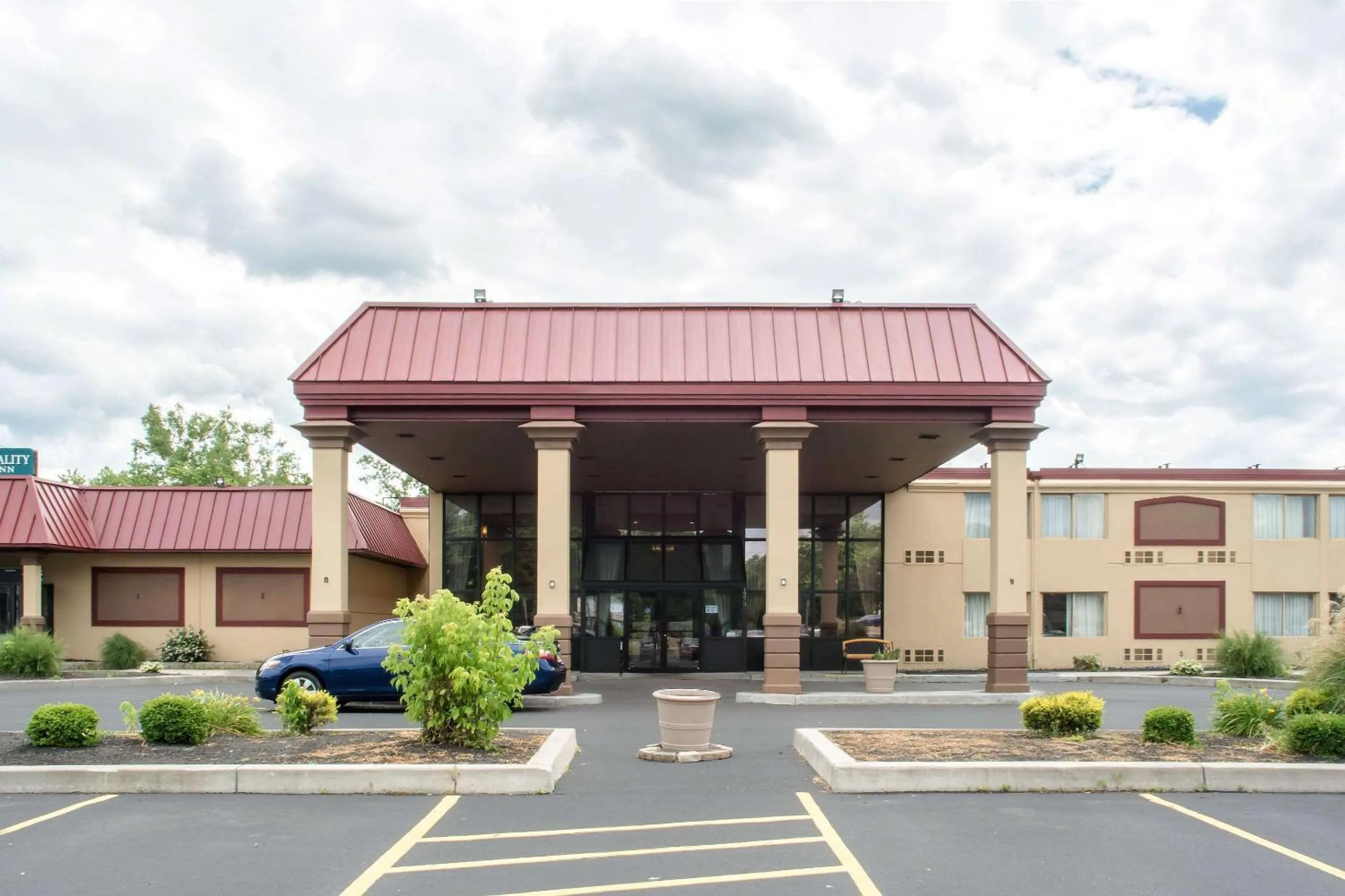 Property building in Motel 6 Rochester, NY - Airport